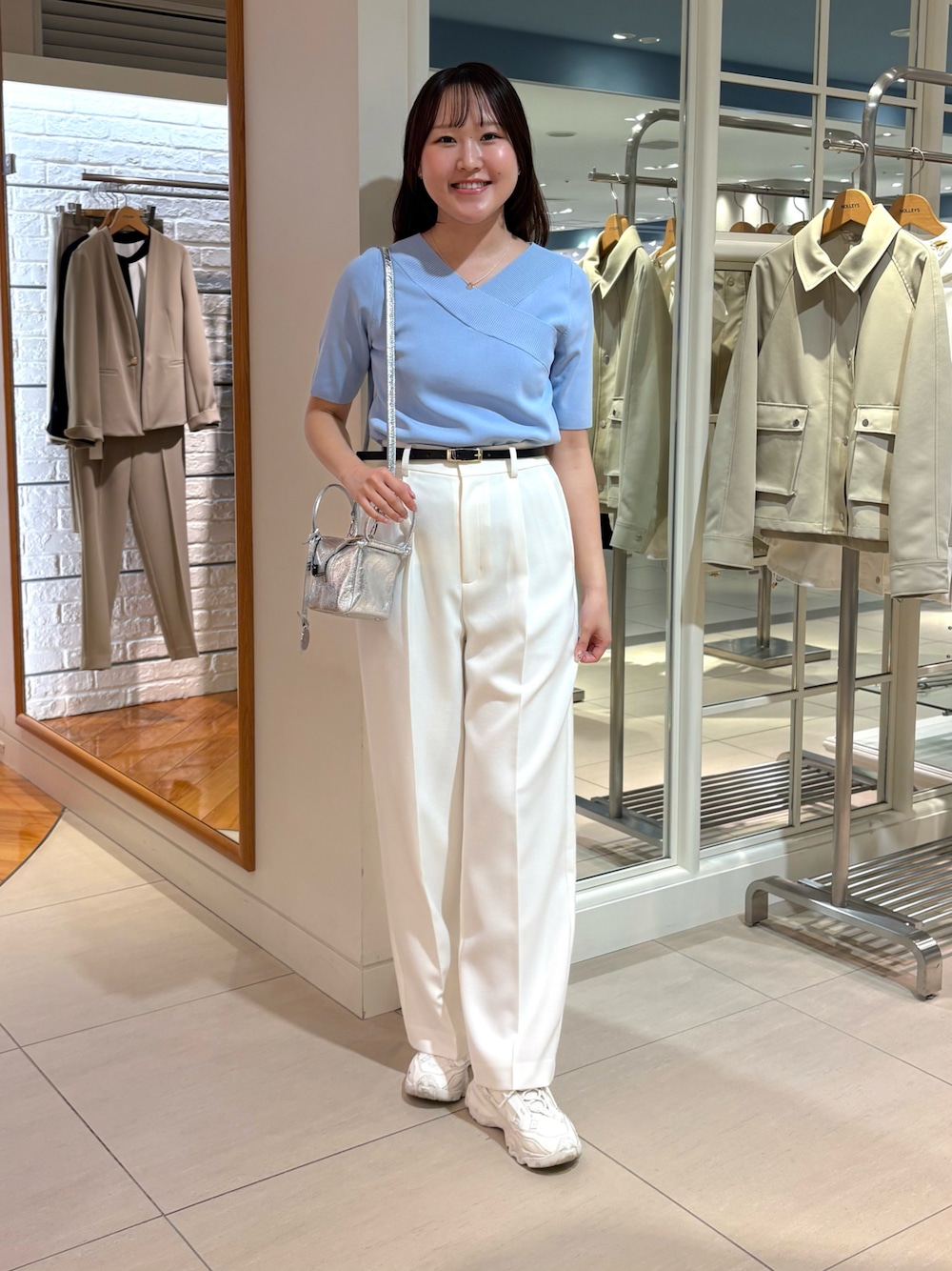「春めき満開コーデ、春色、お出かけスタイル、お花見コーデ、リラックススタイル、大人かわいい、パンツコーデ、カジュアルガーリー、キレイめコーデ、お花見、春ニット、きれいめカジュアル、パンツスタイル、白パンツ、ワイドパンツ」｜「NOLLEY’S Sophiの《手洗い可能》カシュクール風5分袖プルオーバーニット（ニット/セーター、ブルー系）」を使った、Mihoさん（レディース・159cm）の春コーディネートの1枚目の写真