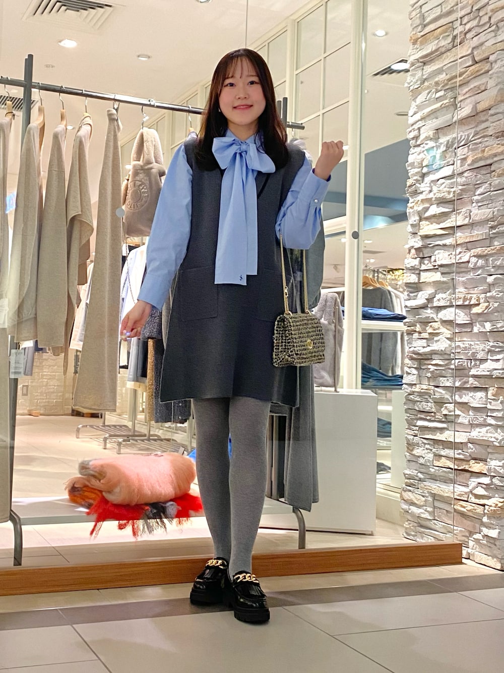 「最近のいい感じコーデ、オトナカジュアル、休日スタイル、お出かけコーデ、ボウタイブラウス、ボウタイ、リボン、ワンピース、ミニワンピ、グレー、きれいめカジュアル、大人可愛い、ワンピーススタイル、ローファー、大人コーデ」｜「Kassiopeaの【kassiopea /カシオペア】 ミニショルダー made in Italy（ショルダーバッグ、ゴールド系）」を使った、Mihoさん（レディース・159cm）の秋コーディネートの1枚目の写真