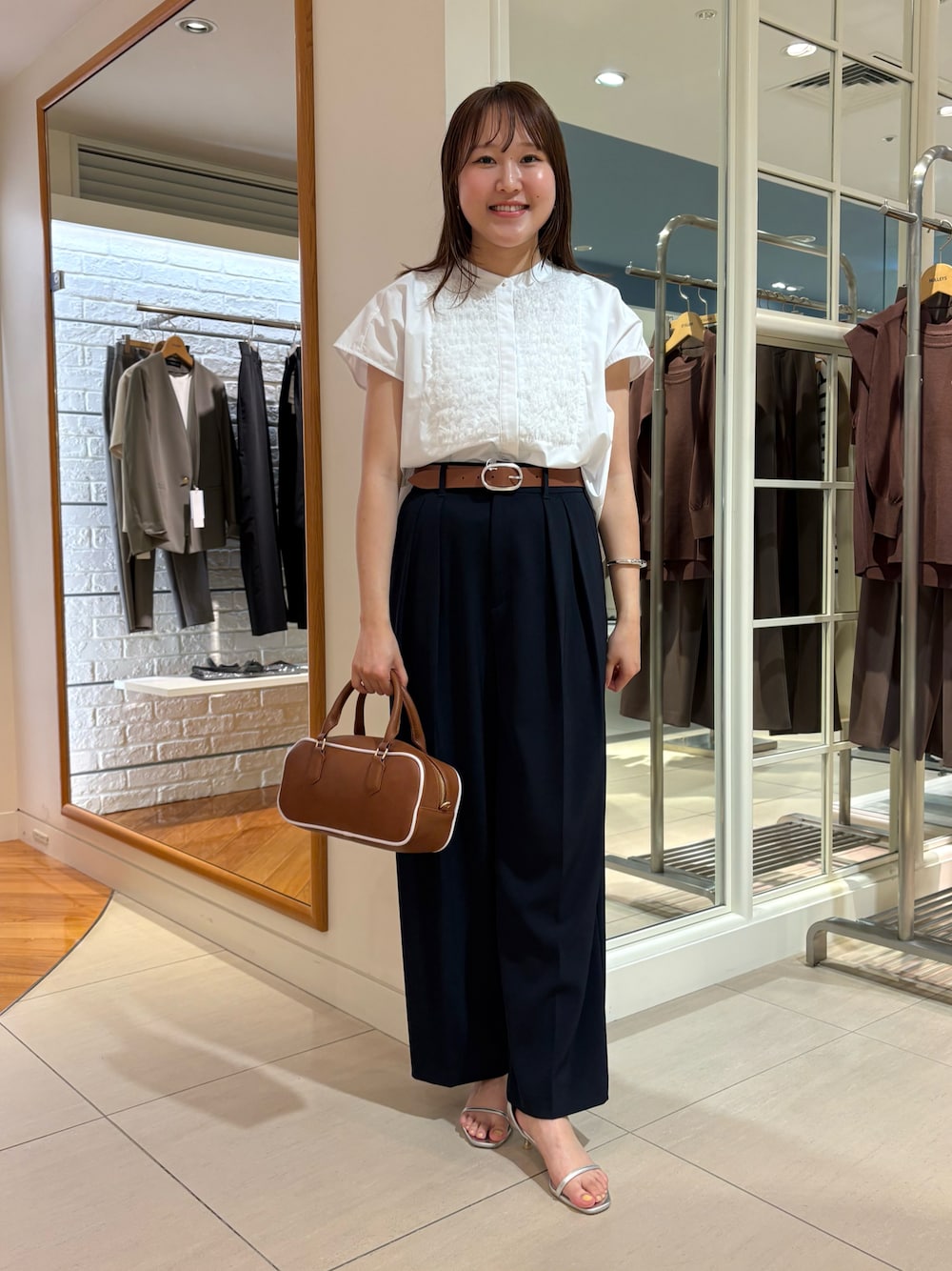 「夏服コーデ、夏コーデ、シンプル、夏服、ブラウス、ブラウスコーデ、ワイドパンツ、フリルトップス、きれいめカジュアル、きれいめコーディネート、大人カジュアル、大人コーデ、大人女子、パンツスタイル、オフィスカジュアル」｜「NOLLEY’Sのアイテム（バッグ、ブラウン系）」を使った、Mihoさん（レディース・159cm）の夏コーディネートの1枚目の写真