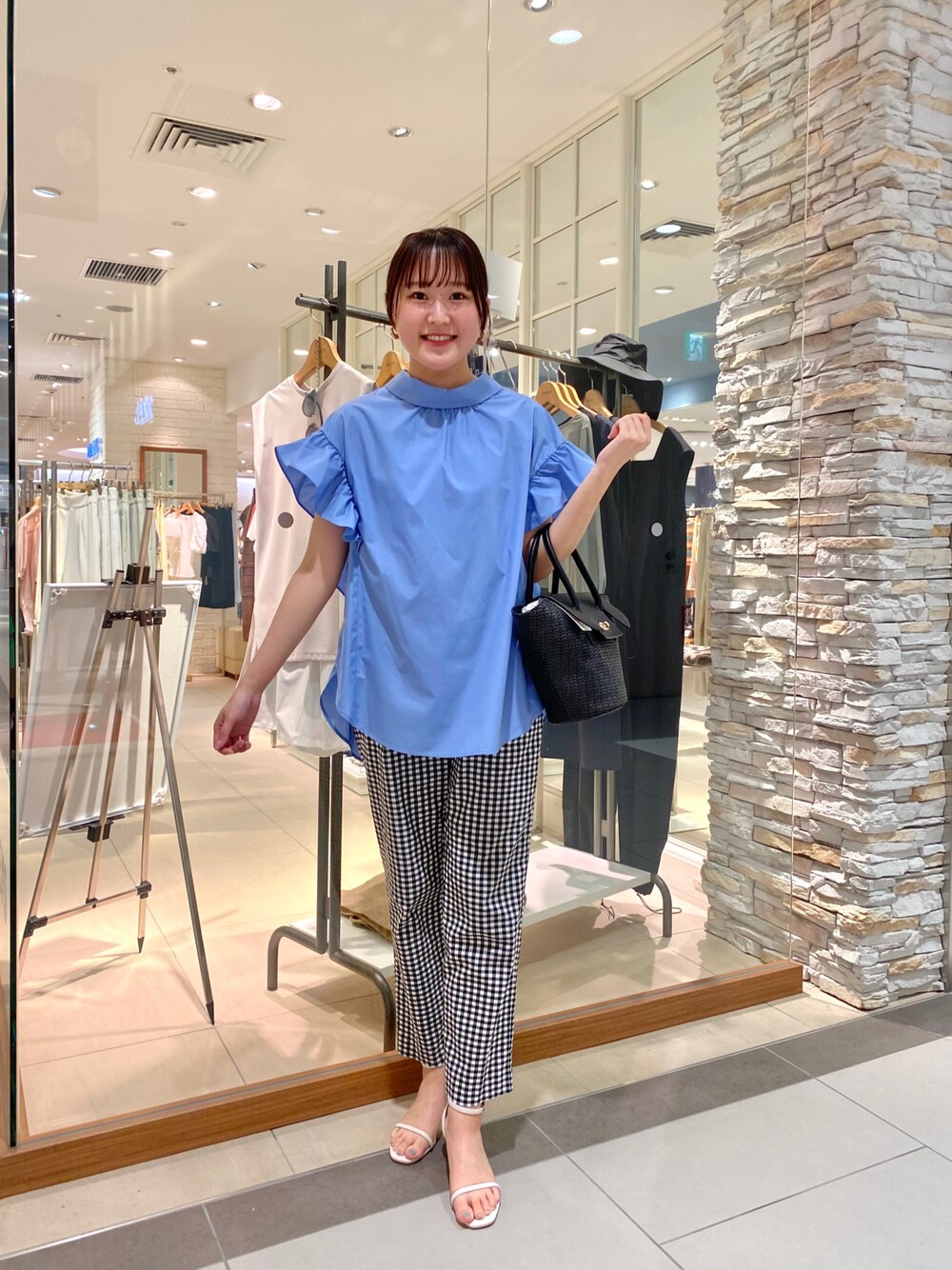 「初夏コーデ、カジュアルコーデ、夏コーデ、楽チンコーデ、リラックススタイル、オトナカジュアル、キレイめカジュアル、パンツスタイル、チェック、おでかけコーデ、シャツスタイル、サンダル、春夏コーデ、大人カジュアル、お出かけコーデ」｜「NOLLEY’Sのロールネックバックリボンブラウス（シャツ/ブラウス、ブルー系）」を使った、Mihoさん（レディース・159cm）の夏コーディネートの1枚目の写真