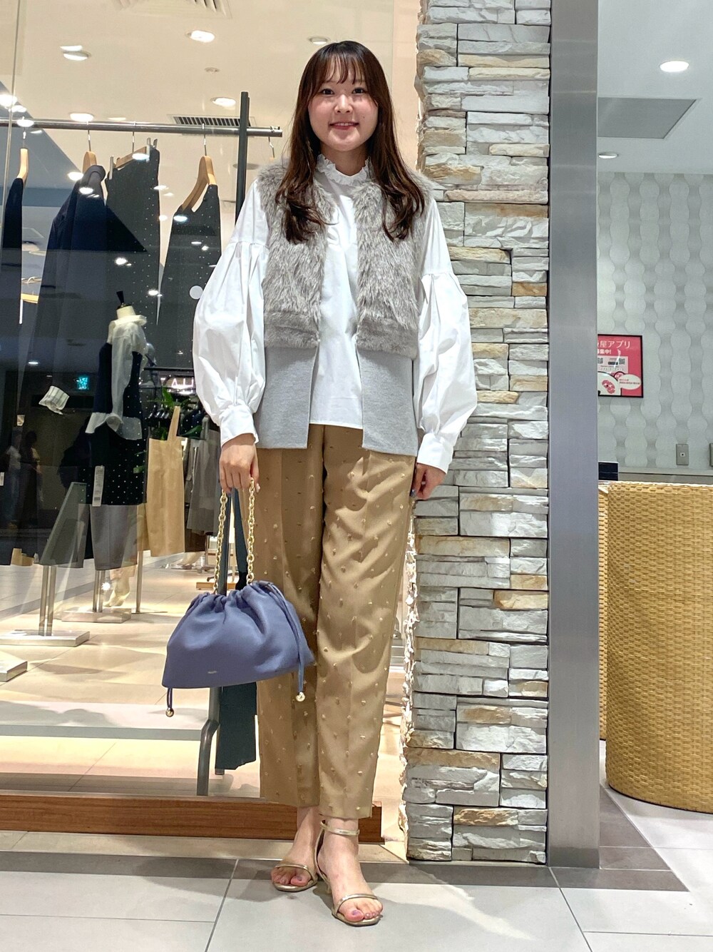 「ブラウン、シャツスタイル、淡色コーデ、秋服準備はじめました、オトナカジュアル、秋カラー、パンツスタイル、きれいめカジュアル、キレイめ、ファー、ファーベスト、秋のコーデ、大人女子、ootd、ドット」｜「NOLLEY’Sの巾着チェーンバッグ（ショルダーバッグ、ベージュ系）」を使った、Mihoさん（レディース・159cm）の夏コーディネートの1枚目の写真