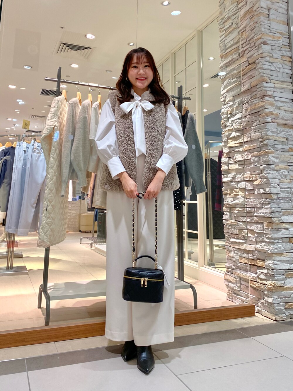 「重ね着ベストシーズン、秋のコーデ、秋冬コーデ、オトナカジュアル、ブーツスタイル、ワイドパンツ、きれいめコーディネート、大人かわいい、お出かけコーデ、秋服コーデ、秋コーデ、ファーベスト、ボウタイブラウス、トレンド、デート」｜「AULENTTIの【AULENTTI/ オーレンティ】バニティキルティングバッグ（ショルダーバッグ、ブラック系）」を使った、Mihoさん（レディース・159cm）の秋コーディネートの1枚目の写真