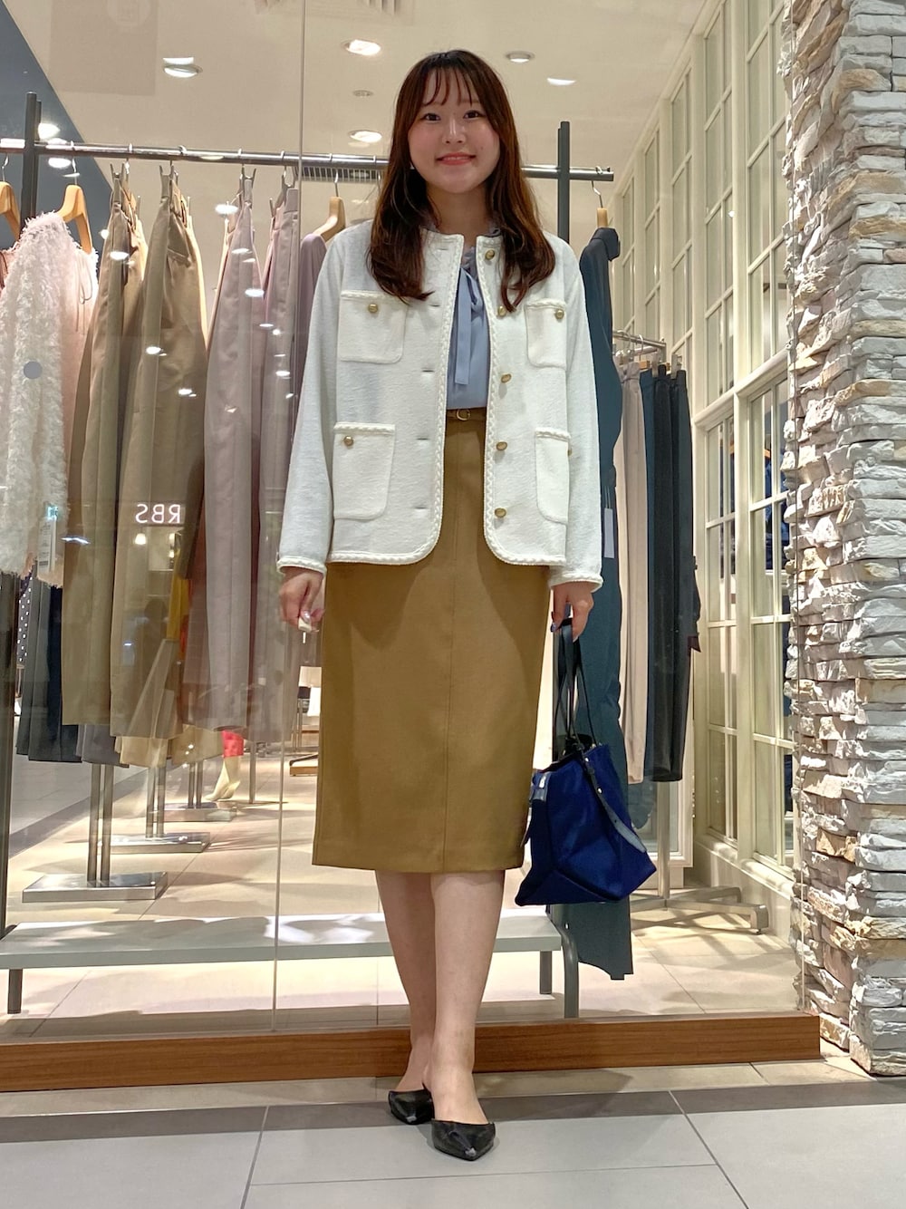 「秋コーデ、パステルカラー、大人女子、タイトスカート、お仕事コーデ、お仕事、お仕事スタイル、秋、着回しコーデ、大人ファッション、ジャケット、ジャケットスタイル、ジャケットコーデ、通勤コーデ、オフィスカジュアル」｜「NOLLEY’S Sophiのパイピングカーデジャケット（ノーカラージャケット、ホワイト系）」を使った、Mihoさん（レディース・159cm）の秋コーディネートの1枚目の写真