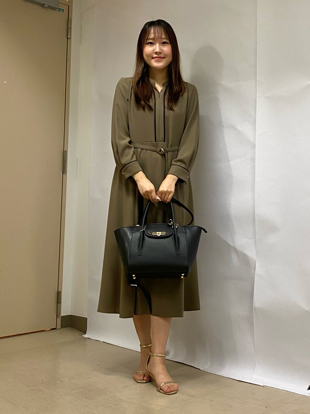 「ワントーンコーデ、ワンピーススタイル、ワンピース、キレイめ、きれいめコーディネート、秋服準備はじめました、学校行事、オトナカワイイ、きれいめ、オフィスカジュアル、オフィススタイル、お仕事コーデ、お仕事スタイル、スカートスタイル、通勤コーデ」｜「NOLLEY’Sのスクエアトートバッグ（ショルダーバッグ、ブラック系）」を使った、Mihoさん（レディース・159cm）の秋コーディネートの1枚目の写真