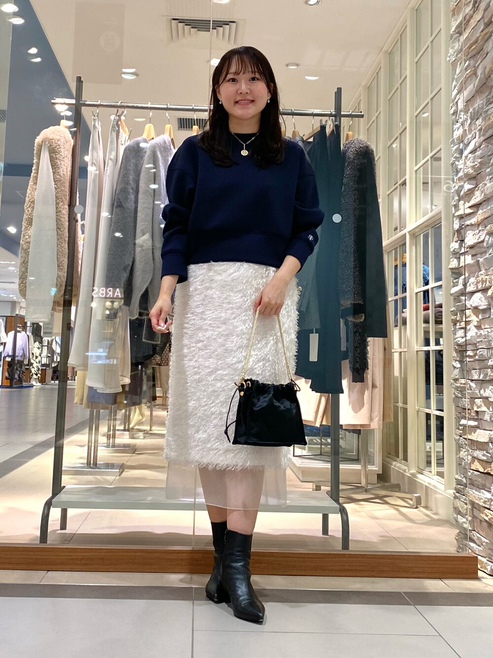 「秋っぽコーデ更新中、秋服、シンプルスタイル、フリンジ、タイトスカート、白スカート、オトナカワイイ、きれいめカジュアル、着回しコーデ、お洒落さんとつながりたい、今日のコーデ、キレイめ、秋先取りコーデ、スウェット、おでかけコーデ」｜「Kassiopeaの【kassiopea /カシオペア】ミニチェーンショルダー made in Italy（ショルダーバッグ、ブラック系）」を使った、Mihoさん（レディース・159cm）の秋コーディネートの1枚目の写真