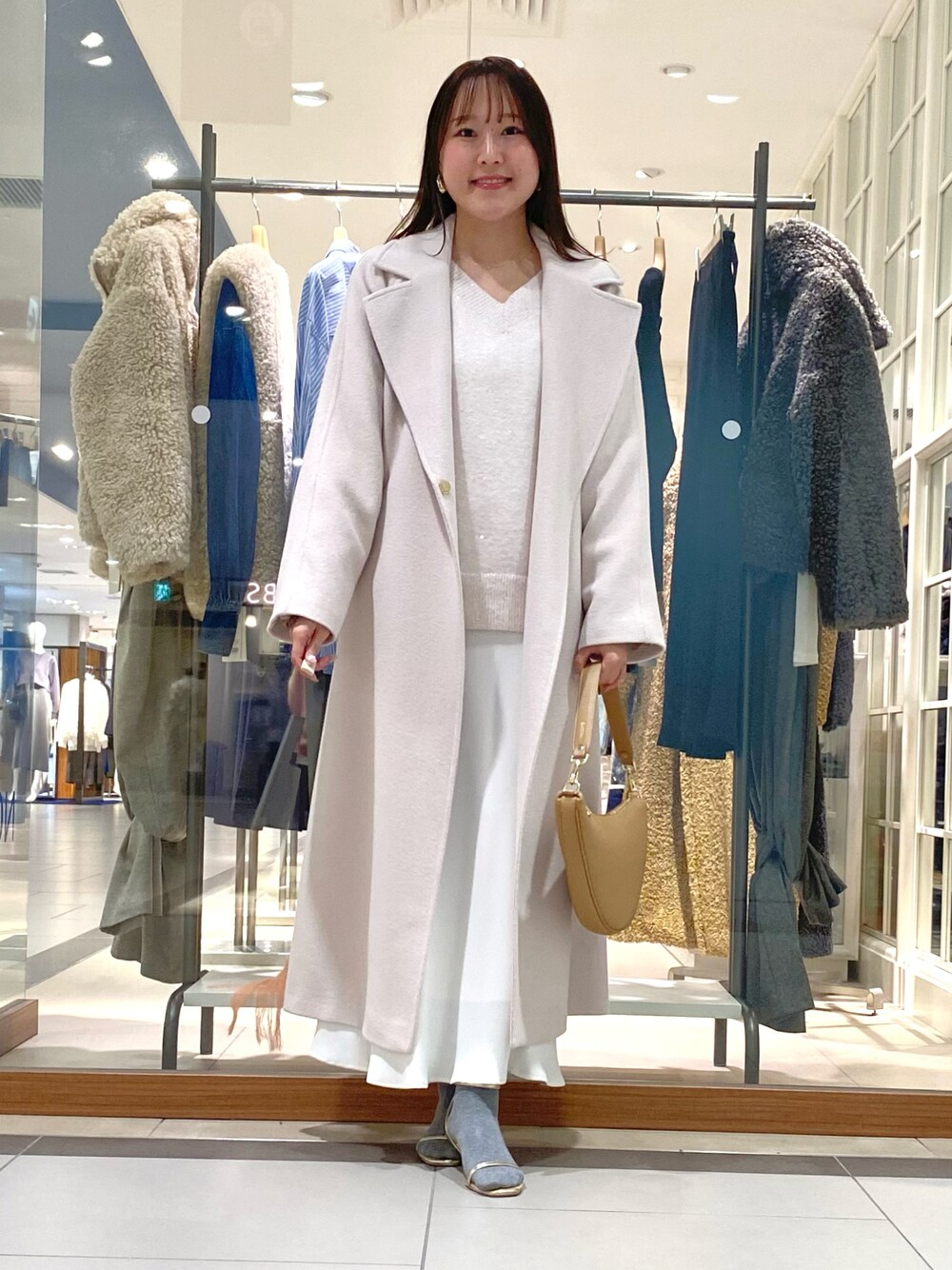 「冬コーデ、ホワイトコーデ、クリスマスに着たい服、マイベストコーデ2024、きれいめカジュアル、ニット、デートスタイル（WOMEN）、淡色コーデ、淡色女子、ナロースカート、スカートスタイル、スカート、オトナ女子、休日スタイル、秋冬」｜「NOLLEY’Sのアシメワンハンドル2wayバッグ（ショルダーバッグ、イエロー系）」を使った、Mihoさん（レディース・159cm）の冬コーディネートの1枚目の写真