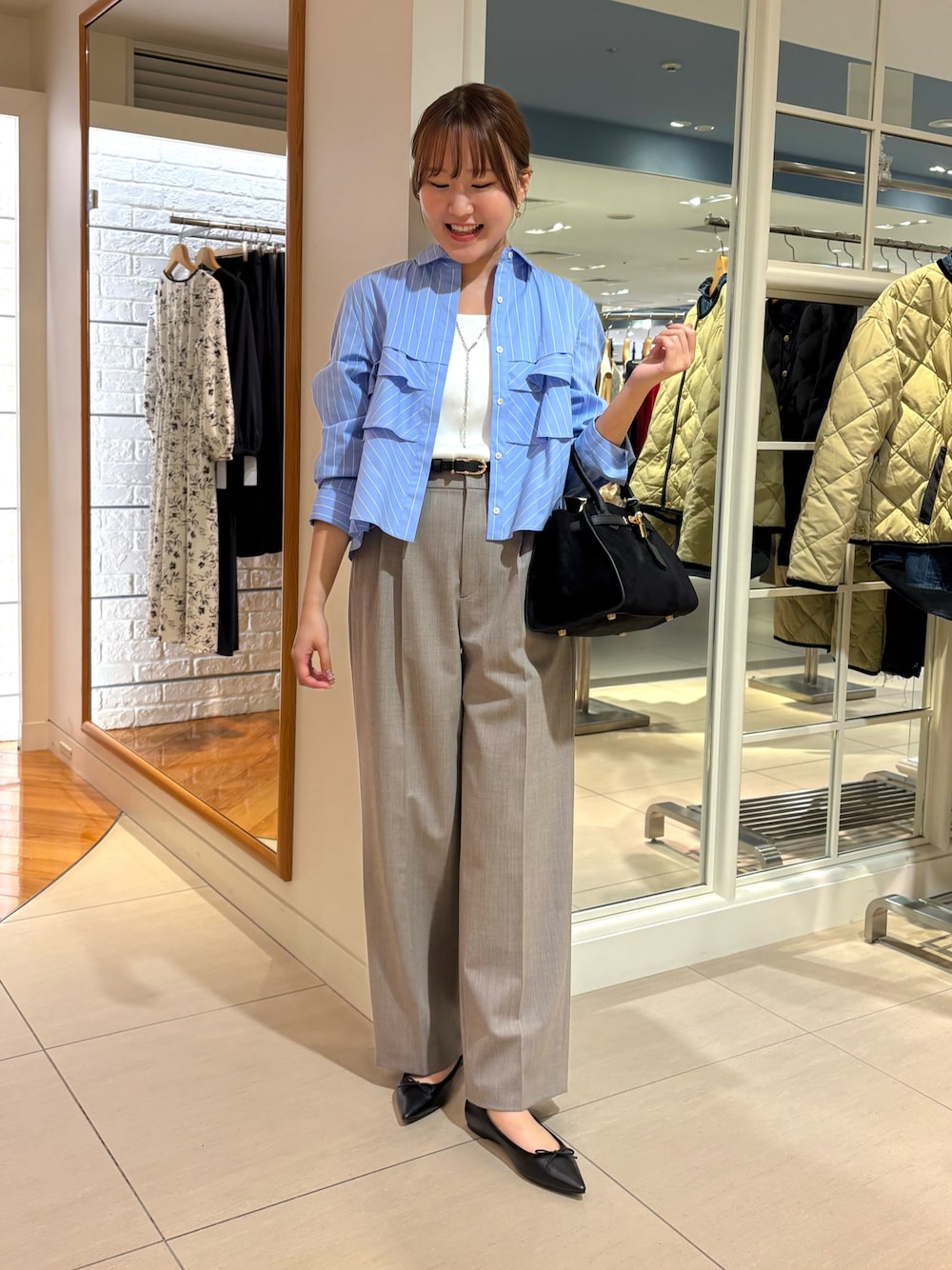 ブラウン系のその他パンツ、ブルー系のその他トップス、ホワイト系のタンクトップを着用したレディースの秋コーディネートの1枚目の写真