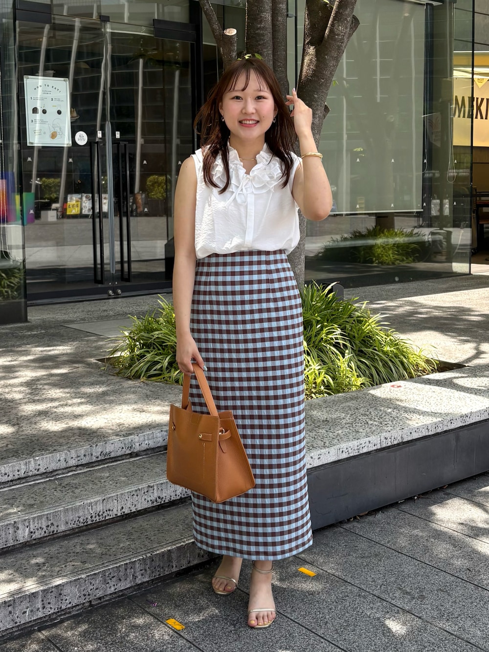 「サンダル、大人カジュアルコーデ、オトナカワイイ、大人コーデ、タイトスカート、ギンガムチェック、タイトシルエット、ブラウス、夏ファッション、夏コーデ、オトナ女子、きれいめカジュアル、キレイめ、オフィスカジュアル、デートコーデ」｜「NOLLEY’S Sophiのギンガムチェックロングタイトスカート（スカート、ブラウン系）」を使った、Mihoさん（レディース・159cm）の夏コーディネートの1枚目の写真