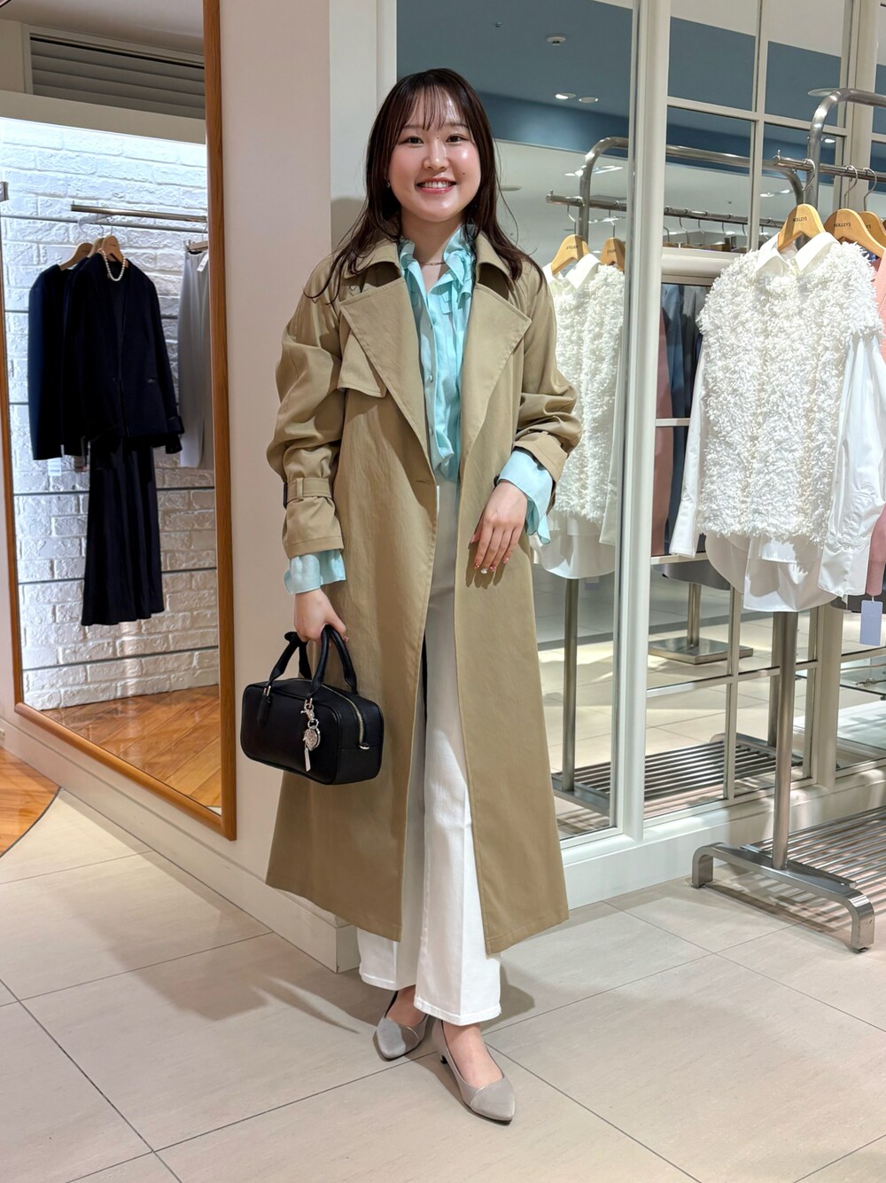 「トレンチコート、トレンチ、ブラウス、ブラウスコーデ、白デニム、デニムパンツ、きれいめコーディネート、大人女子、デニムコーデ、きれいめカジュアル、キレイめカジュアル、おでかけコーデ、レディースファッション、大人かわいい、オトナカワイイ」｜「Rie Millerの【RM denim】センタープレスハイウエストデニム（デニムパンツ、ホワイト系）」を使った、Mihoさん（レディース・159cm）の春コーディネートの1枚目の写真