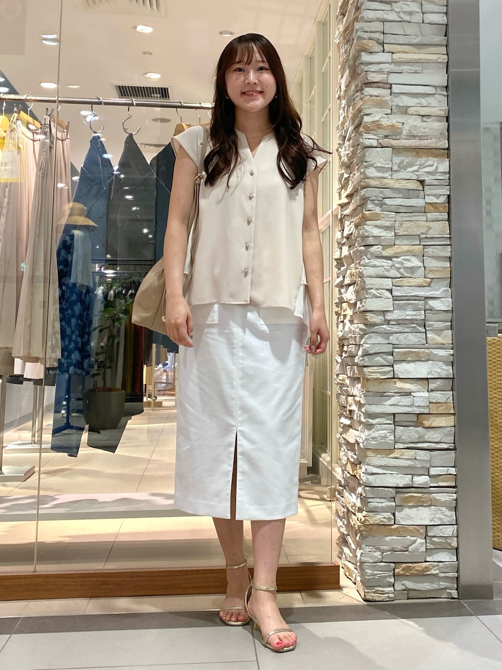 Mihoさんの「◇【WEB限定カラーあり】ストレッチジョーゼット割繊バックフリルブラウス（NOLLEY’S）」を使ったコーディネートの1枚目の写真