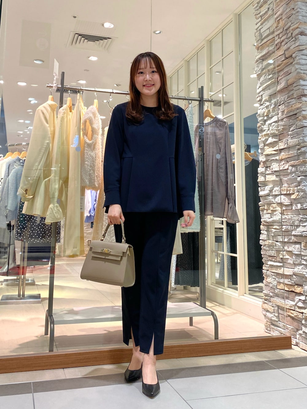 「シンプルコーデ、ファッションを楽しもう、セレモニー、セレモニーコーデ、オケージョン、オケージョンスタイル、卒園式、ママコーデ、ママファッション、入学式、卒業式、卒業式コーデ、七五三、シンフルコーデ、パンツスタイル」｜「AULENTTIの【AULENTTI/ オーレンティ】スクエアひねりショルダーバッグ（E）（ショルダーバッグ、ベージュ系）」を使った、Mihoさん（レディース・159cm）の冬コーディネートの1枚目の写真