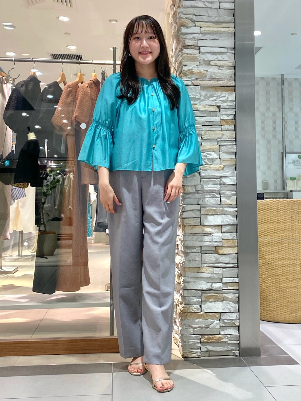 「きれいめカジュアル、さらっと晴れやかスナップ、夏服、シンプルスタイル、ラクチンコーデ、大人コーデ、お出かけコーデ、夏、グレー、グレーコーデ、グレーパンツ、パンツスタイル、ワイトパンツ、ワイドスラックス、パンツコーデ」｜「NOLLEY’Sのウォッシャブル愛されイージータックワイドパンツ（その他パンツ、グレー系）」を使った、Mihoさん（レディース・159cm）の夏コーディネートの1枚目の写真