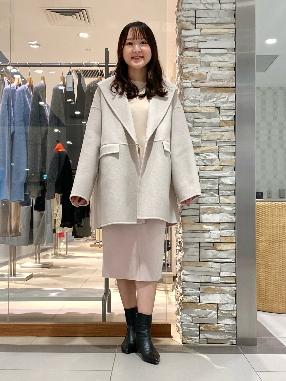 「コート、アウター、ウールコート、シンプルスタイル、オトナ女子、大人コーデ、きれいめカジュアル、きれいめコーディネート、淡色コーデ、淡色女子、タイトスカート、スカート、スカートスタイル、ニット、ぺプラムトップス」｜「NOLLEY’S Sophiの◇【WEB限定カラーあり】SUPER140リバーショールコート 24AW（ダッフルコート、ベージュ系）」を使った、Mihoさん（レディース・159cm）の秋コーディネートの1枚目の写真