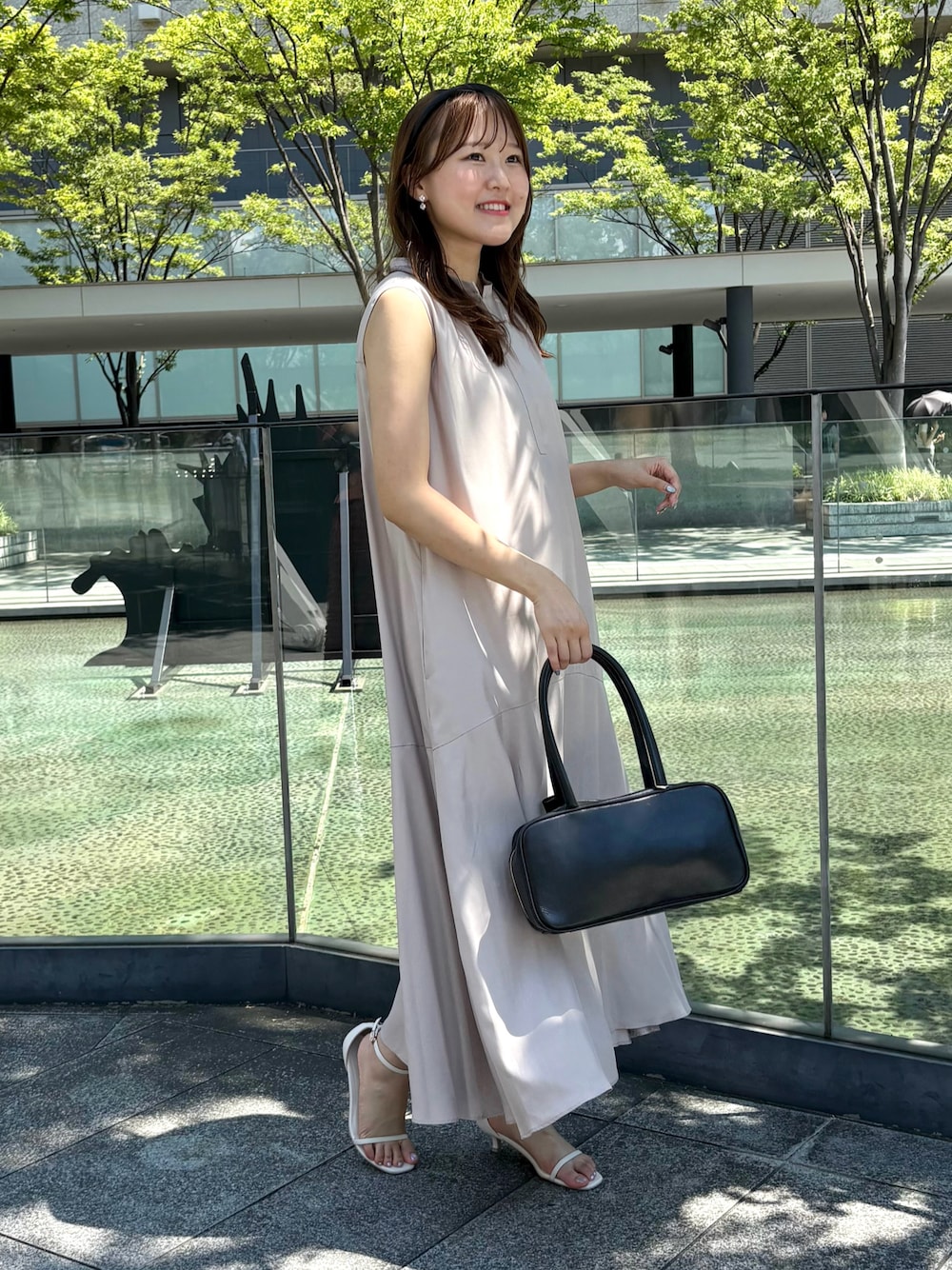 「夏ルックで気分アップ、ワンピース、ワンピーススタイル、おでかけコーデ、きれいめコーデ、お出かけコーデ、お出かけスタイル、旅行コーデ、シャツワンピ、きれいめカジュアル、大人コーデ、大人カジュアル、大人かわいい、ワントーンコーデ、大人女子」｜「NOLLEY’Sの横長スクエアボストンバッグ（ボストンバッグ、レッド系）」を使った、Mihoさん（レディース・159cm）の夏コーディネートの1枚目の写真
