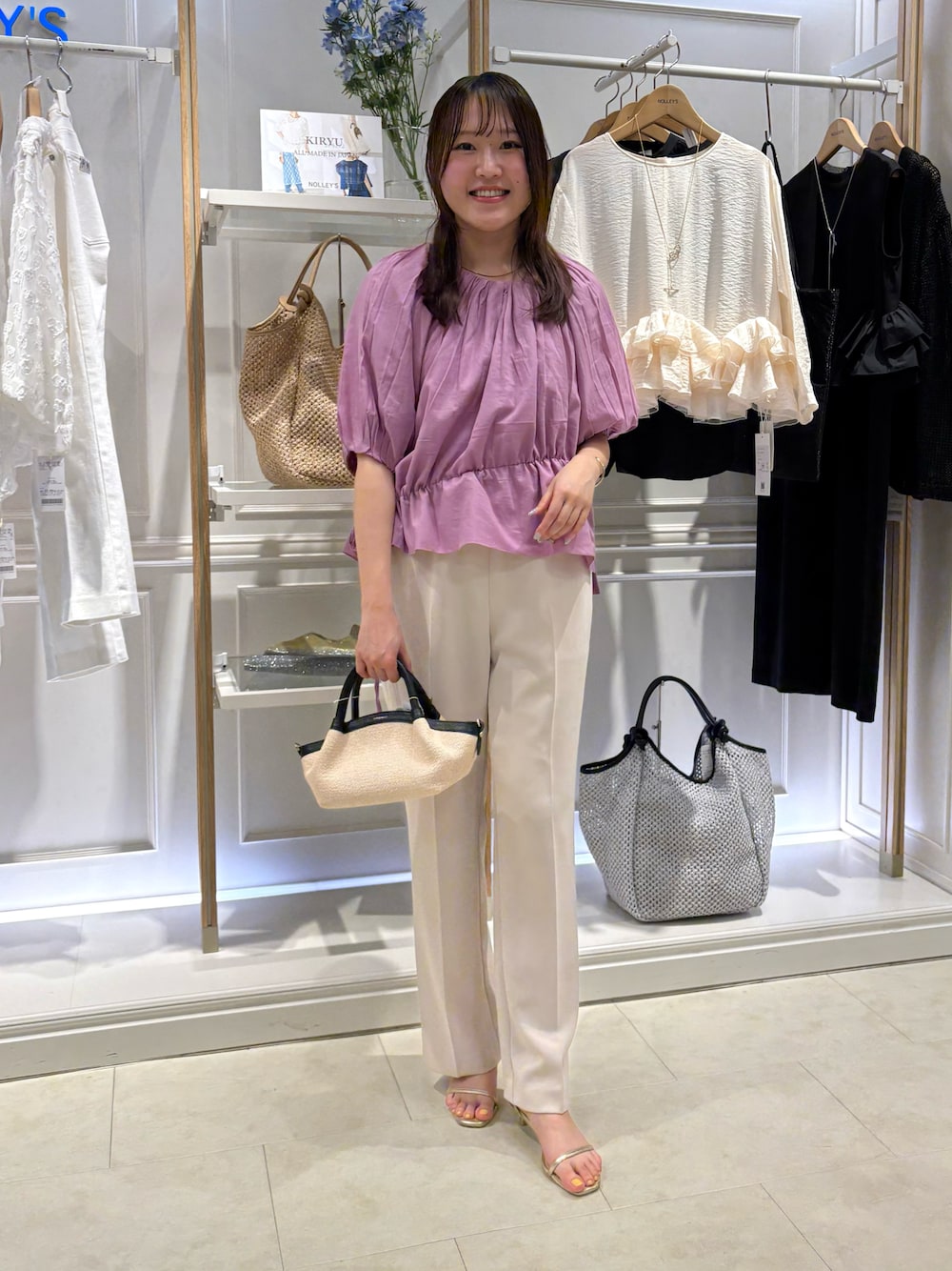 「ワイドパンツ、サンダル、大人ファッション、おでかけコーデ、大人コーデ、夏服、大人ガーリー、今日のコーデ、おしゃれさんと繋がりたい、オフショル、きれいめカジュアル、春服、30代コーデ、美脚パンツ、ベージュパンツ」｜「WALANCEのWALANCE | オーガニックコットン ギャザーブラウス WOMEN（シャツ/ブラウス、グレー系）」を使った、Mihoさん（レディース・159cm）の春コーディネートの1枚目の写真