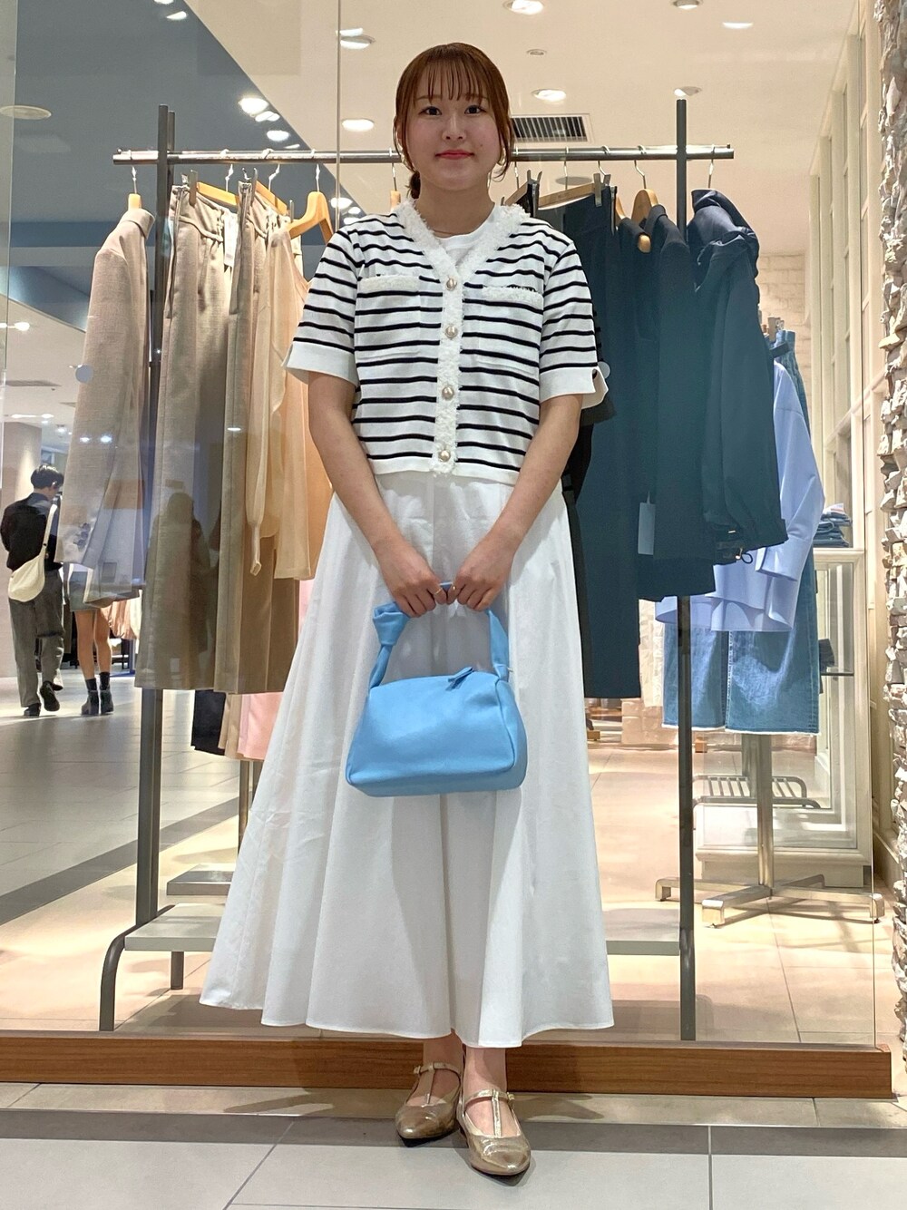 「春服コーデ、オトナカジュアル、マリン、マリンコーデ、マリンスタイル、大人かわいい、シンプルコーデ、ボーダー、きれいめカジュアル、夏コーデ、夏、ワントーンコーデ、春コーデ、大人女子、フラットシューズ」｜「NOLLEY’Sのワンハンドルムスビバッグ（ショルダーバッグ、イエロー系）」を使った、Mihoさん（レディース・159cm）の春コーディネートの1枚目の写真