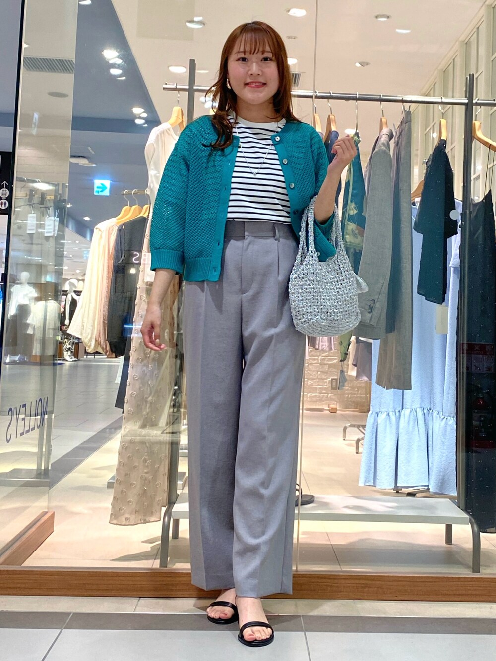 イエロー系のその他パンツ、ブラック系のTシャツ/カットソー、グリーン系のカーディガン/ボレロを着用したレディースの春コーディネートの1枚目の写真