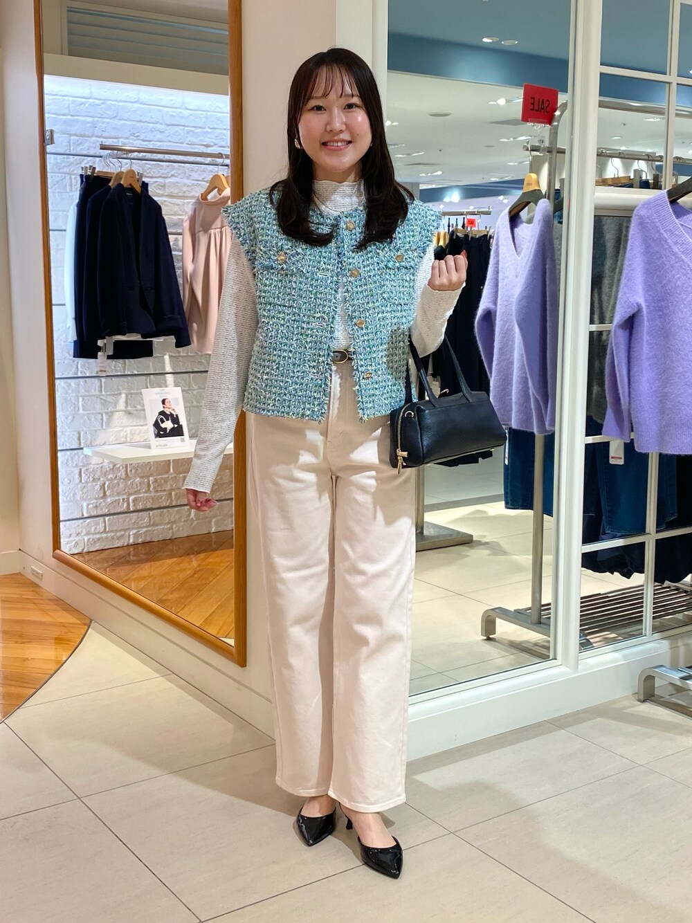 「フレアパンツ、デニム、デニムパンツ、ベスト、ベストコーデ、ツイードベスト、ツイード、ピンクデニム、春コーデ、オトナカワイイ、春服コーデ、カジュアルスタイル、春カラー、きれいめコーディネート、大人可愛い」｜「NOLLEY’Sの横長ボストン　チュールサブバック付き（ボストンバッグ、ブラック系）」を使った、Mihoさん（レディース・159cm）の冬コーディネートの1枚目の写真