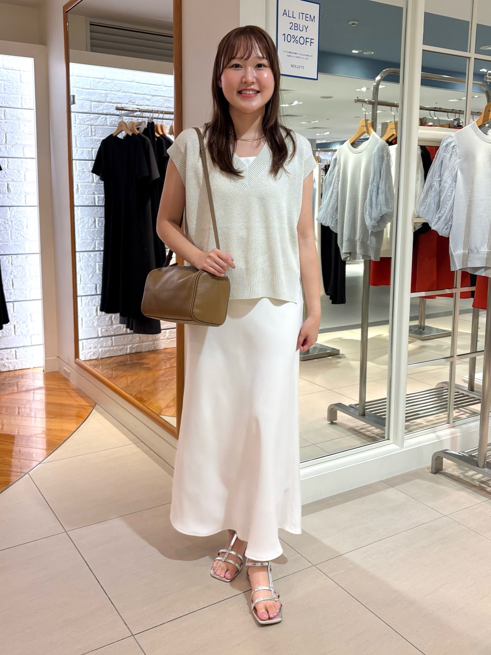 「夏ルックで気分アップ、グルカサンダル、夏コーデ、大人カジュアルコーデ、夏服コーデ、オトナ女子、きれいめカジュアル、キレイめカジュアル、夏服、ベスト、ホワイトコーデ、ナロースカート、スカート、白スカート、キレイめ」｜「NOLLEY’S Sophiの【追加】《オールシーズン対応》ウォッシャブルマットサテンナロースカート（スカート、ホワイト系）」を使った、Mihoさん（レディース・159cm）の夏コーディネートの1枚目の写真