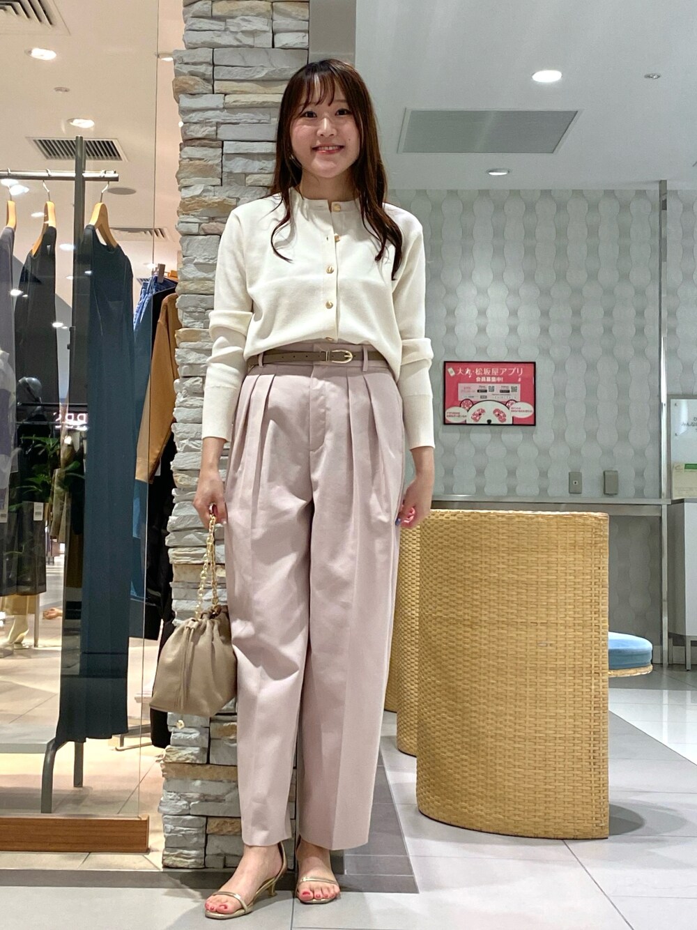 「夏コーデ、アキコーデ、秋コーデ、パンツスタイル、ワイドテーパードパンツ、きれいめカジュアル、ワイトパンツ、ピンク、ピンクコーデ、カーディガン、ショート丈トップス、おでかけコーデ、大人女子、秋先取りコーデ、カーディガンコーデ」｜「NOLLEY’S Sophiのウォッシャブルツイルワイドテーパードパンツ（その他パンツ、ピンク系）」を使った、Mihoさん（レディース・159cm）の夏コーディネートの1枚目の写真