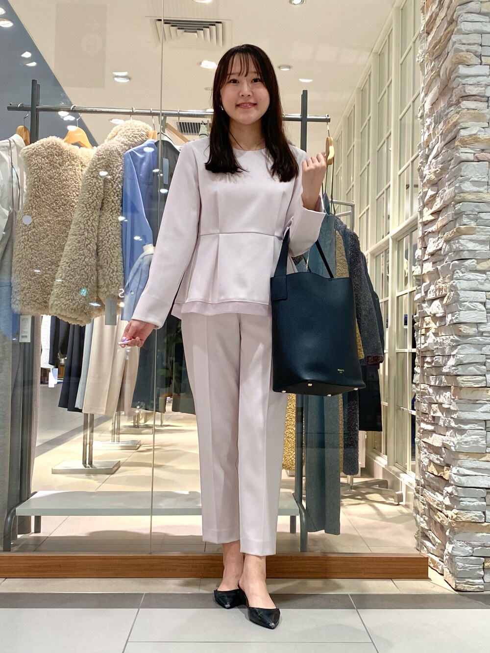 「お出かけコーデ、お仕事コーデ、お仕事スタイル、七五三、大人かわいい、セットアップ、セットアップスタイル、ぺプラムトップス、テーパードパンツ、ピンクコーデ、ブラウス、大人ガーリー、ootd、ママファッション、きれいめコーディネート」｜「NOLLEY’Sの《セットアップ対応》ウォッシャブルウール調スリムパンツ（その他パンツ、ピンク系）」を使った、Mihoさん（レディース・159cm）の秋コーディネートの1枚目の写真