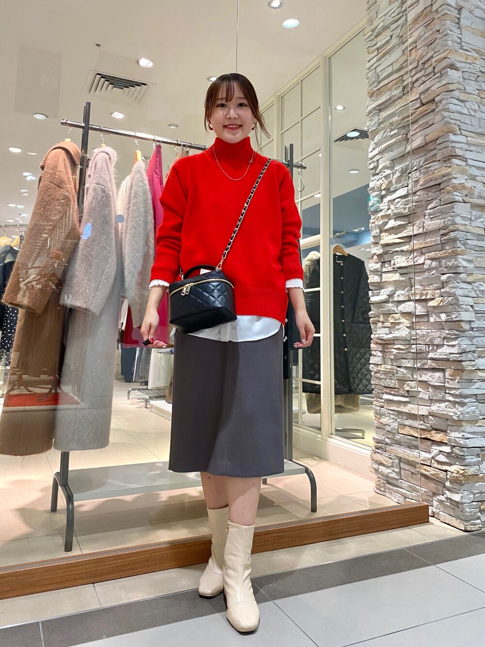 「冬、あけましておめでとうございます！、新年一発目、ファッションを楽しもう、大人かわいい、おしゃれさんと繋がりたい、カラーコーデ、赤、赤ニット、お洒落さんとつながりたい、タイトスカート、きれいめカジュアル、キレイめ、きれいめコーディネート、大人コーデ」｜「AULENTTIの【AULENTTI/ オーレンティ】バニティキルティングバッグ（ショルダーバッグ、ブラック系）」を使った、Mihoさん（レディース・159cm）の冬コーディネートの1枚目の写真