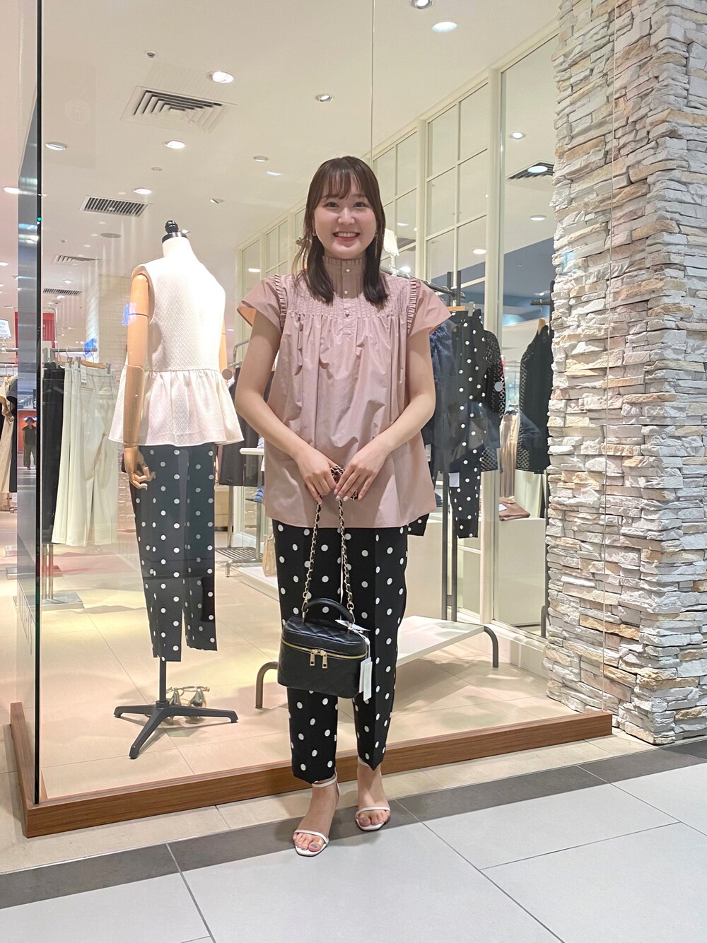 ブラック系のショルダーバッグ、ピンク系のシャツ/ブラウス、ブラック系のその他パンツを着用したレディースの夏コーディネートの1枚目の写真