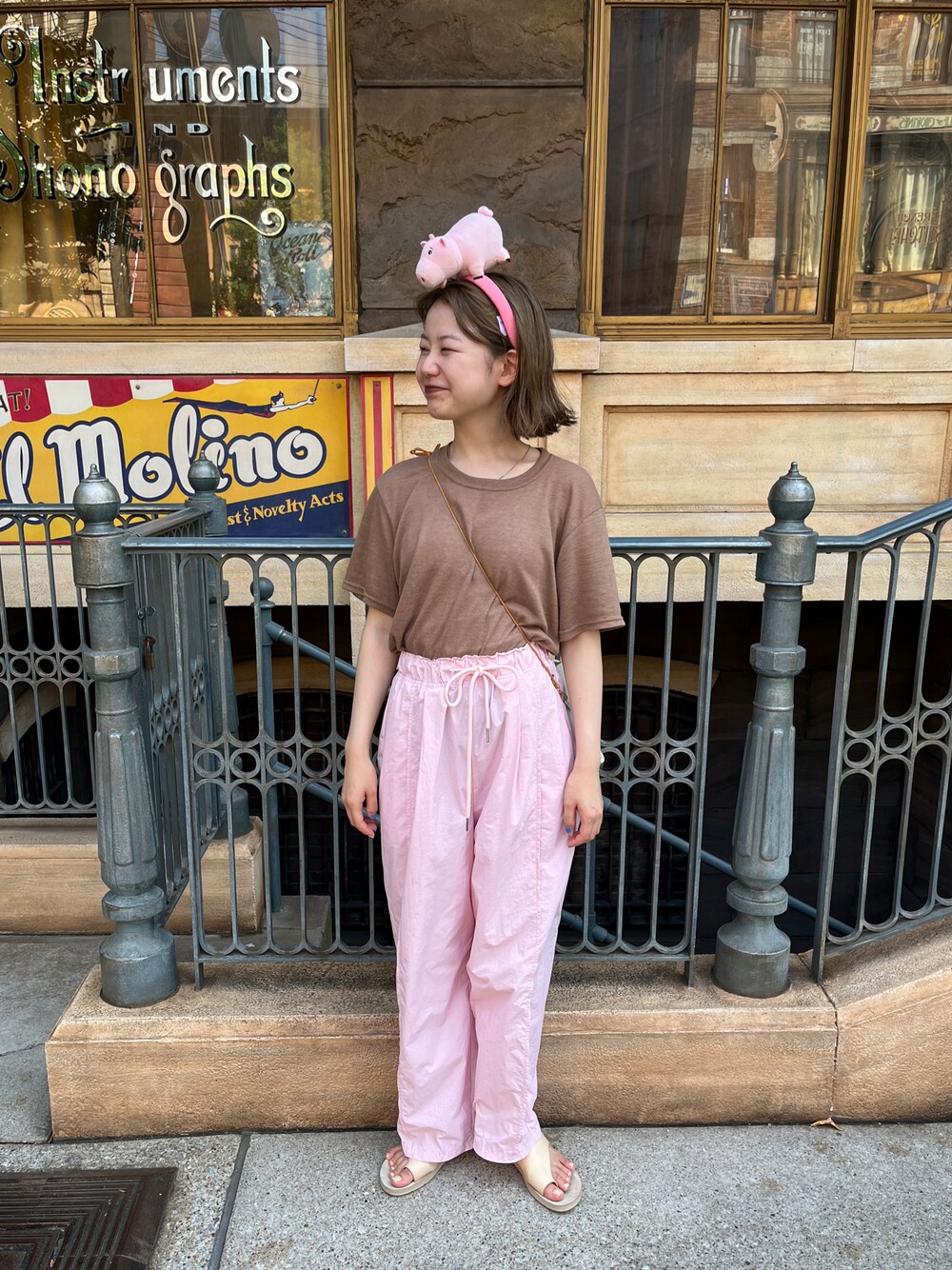 「休日コーデ、ディズニーコーデ、低身長、夏ファッション、シアー、ナイロンパンツ、ゆるコーデ、夏コーデ、forksy、moment、SENTOKYO」｜「forksy.のアイテム（カーゴパンツ、ピンク系）」を使った、matsuringooさん（レディース・155cm）の夏コーディネートの1枚目の写真