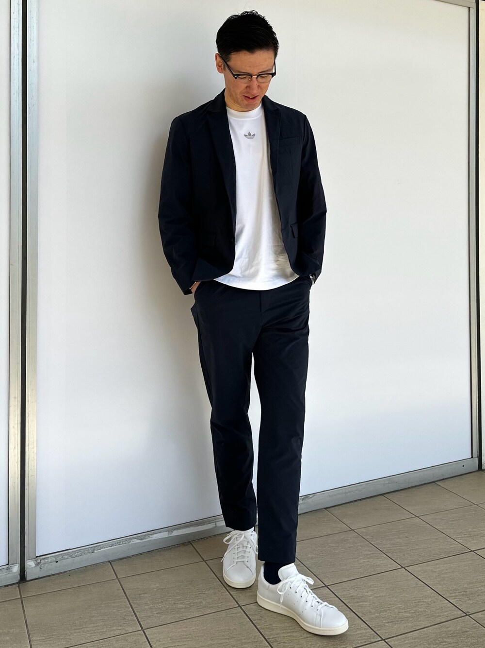 「スニーカー、Tシャツ、adidas、アディダス、スタンスミス、adidas originals、アディダスオリジナルス、オフィスカジュアル」｜「adidasのラグラン カットラインTシャツ / アディダスオリジナルス adidas Originals（Tシャツ/カットソー、ホワイト系）」を使った、MKさん（メンズ・189cm）の春コーディネートの1枚目の写真