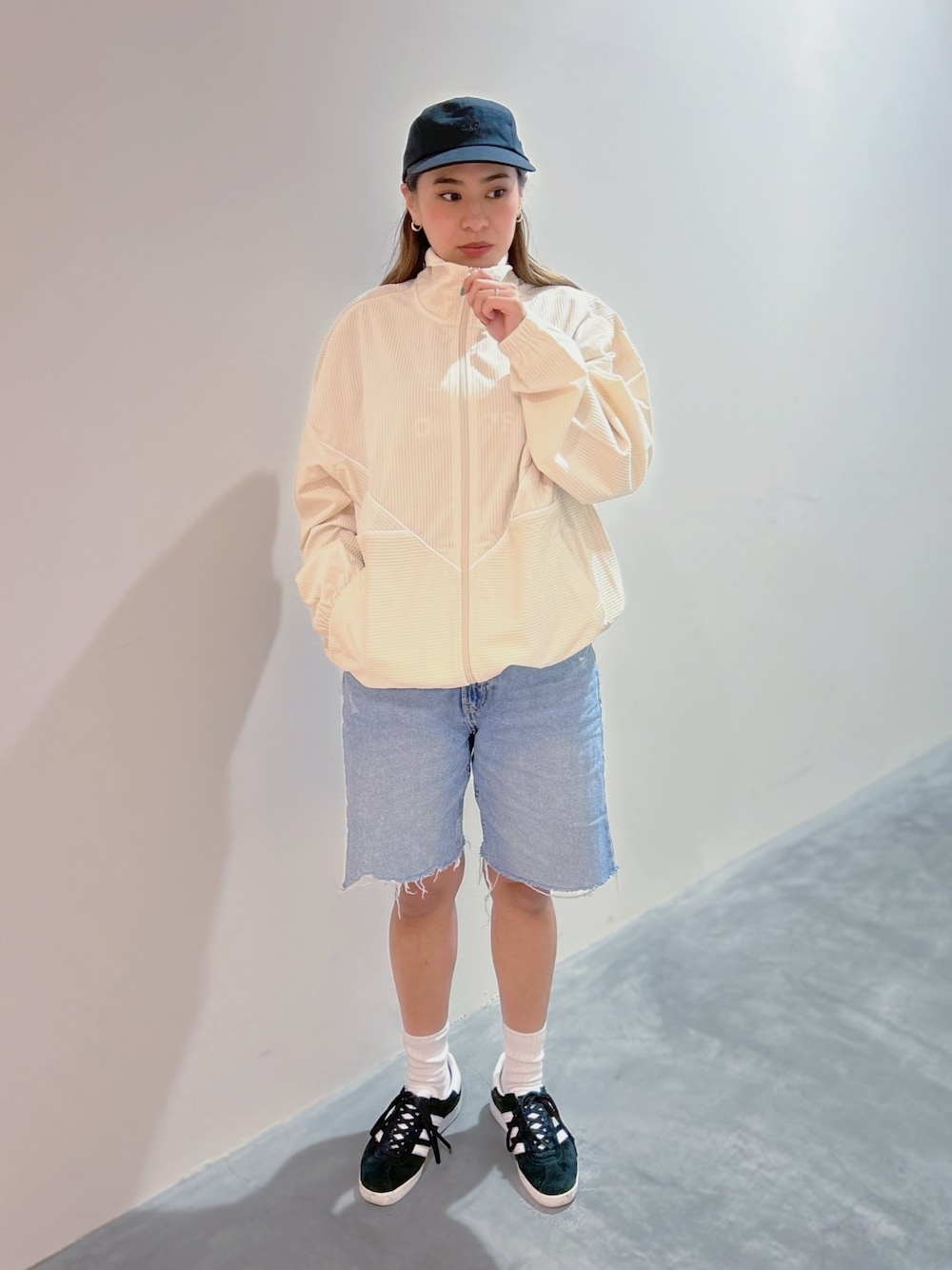「コーデュロイ、カジュアル、スタッフコーデ、adidas、ストリート、adidas originals、シンプルコーデ、アディカラー、アディダスコーデ、ガゼル」｜「adidasのアディカラー 5パネルキャップ / アディダスオリジナルス adidas Originals（キャップ、ブラック系）」を使った、AAさん（レディース・156cm）の夏コーディネートの1枚目の写真