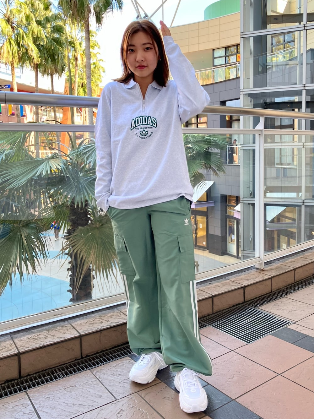 「スニーカー、adidas、カーゴパンツ、アディダス、ポロシャツ、adidas originals、厚底スニーカー、長袖Tシャツ、オズガイア」｜「adidasのVRCT 長袖ポロシャツ / アディダスオリジナルス adidas Originals（ポロシャツ、グレー系）」を使った、SAさん（レディース・159cm）の春コーディネートの1枚目の写真