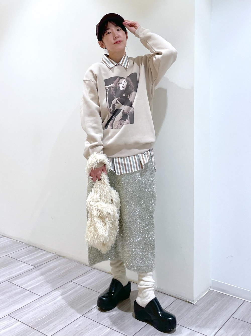 ブラック系のその他シューズ、ホワイト系のハンドバッグ、ホワイト系のソックス/靴下を着用したレディースの冬コーディネートの1枚目の写真