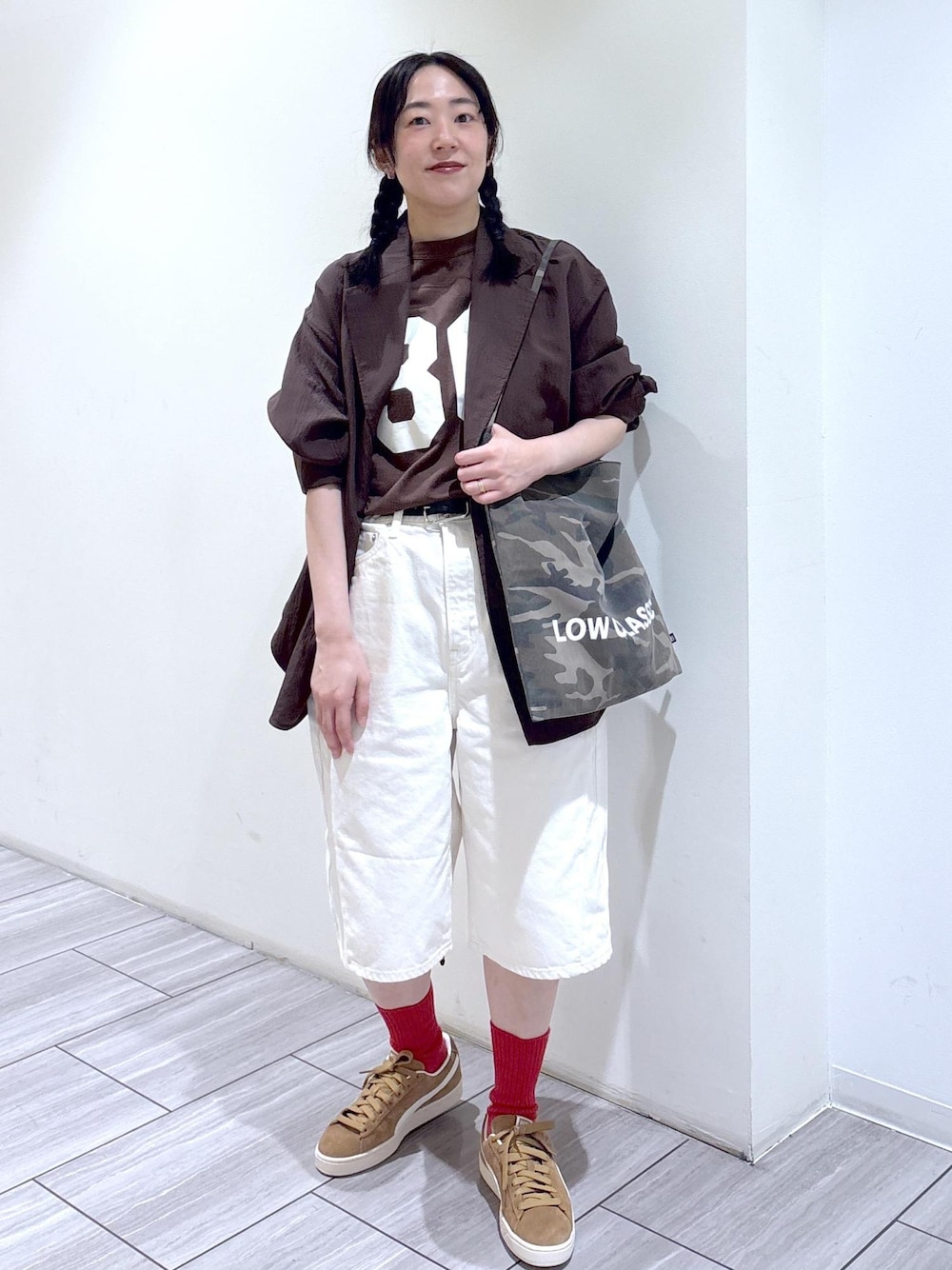 ホワイト系のデニムパンツ、ブラウン系のテーラードジャケット、ブラウン系のTシャツ/カットソーを着用したレディースの春コーディネートの1枚目の写真