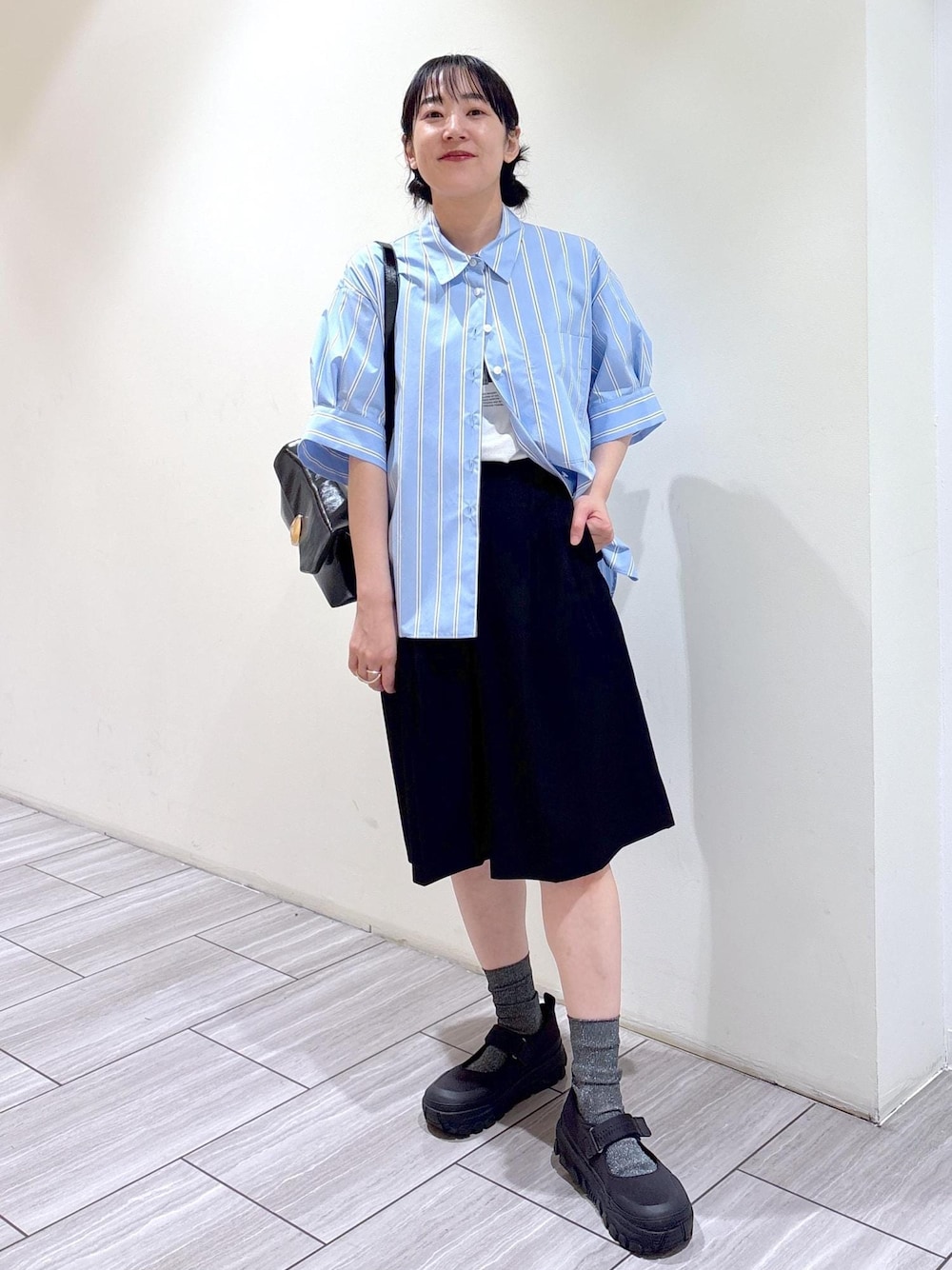 「初夏コーデ、夏コーデ、お出かけコーデ、大人カジュアル、パンツスタイル、メンズライク、ADAM ET ROPÉ、ウェーブ、イエベ秋、敏感、トップス、シャツ/ブラウス、パンツ、GAH05250、GAS05180」｜「ADAM ET ROPE'の【サステナブル】オックスハーフパンツ（その他パンツ、ブラック系）」を使った、Fujimotoさん（レディース・155cm）の夏コーディネートの1枚目の写真