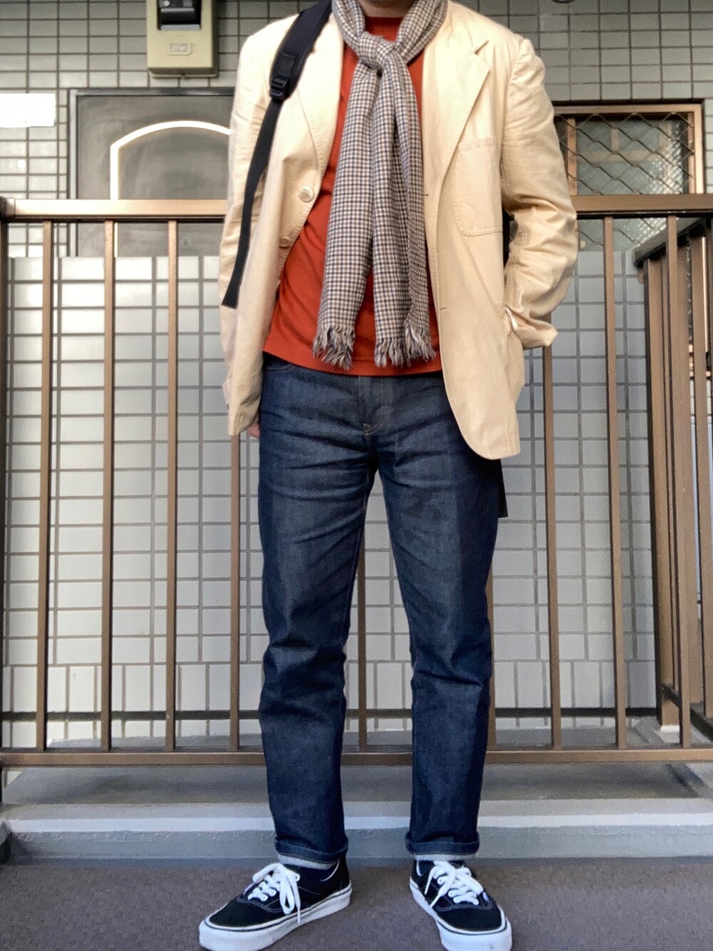 「ジャケット、秋のコーデ、ジーンズ」｜「UNIQLOのアイテム（デニムパンツ、ブルー系）」を使った、マーマレードさん（メンズ・168cm）の秋コーディネートの1枚目の写真