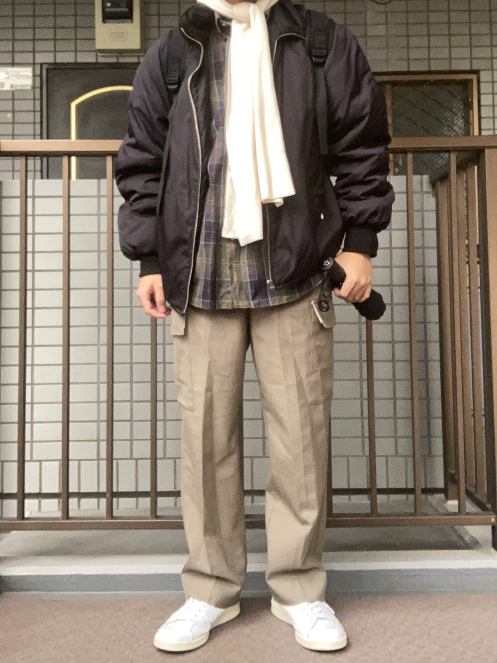 「秋冬コーデ」｜「BEAMSのアイテム（カーゴパンツ、ベージュ系）」を使った、マーマレードさん（メンズ・168cm）の冬コーディネートの1枚目の写真