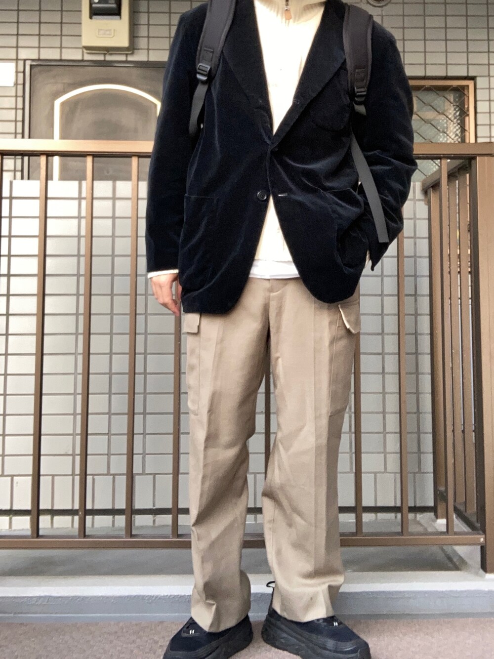 「秋のコーデ、ハーフジップ、ホカオネオネ」｜「BEAMSのアイテム（カーゴパンツ、ベージュ系）」を使った、マーマレードさん（メンズ・168cm）の秋コーディネートの1枚目の写真