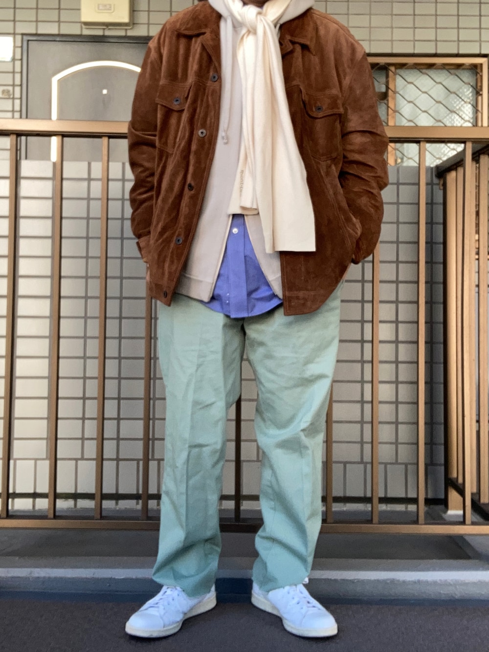 「カラーパンツ、レザージャケット、マフラー、モンベル」｜「POLO RALPH LAURENのアイテム（チノパンツ、グリーン系）」を使った、マーマレードさん（メンズ・168cm）の冬コーディネートの1枚目の写真