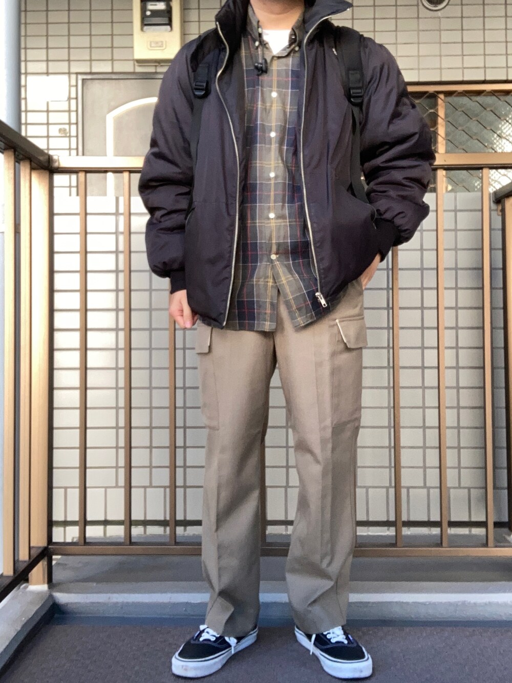 「agnes b.、カーゴパンツ」｜「BEAMSのアイテム（カーゴパンツ、ベージュ系）」を使った、マーマレードさん（メンズ・168cm）の秋コーディネートの1枚目の写真
