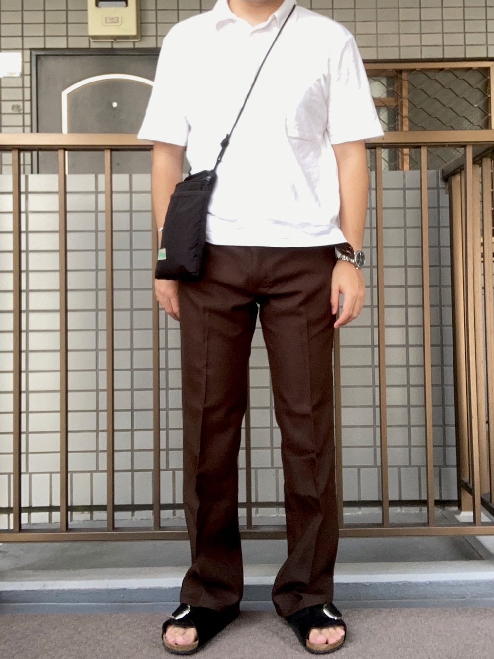 「ランチャーパンツ、ブラウン、ビルケンシュトック」｜「Wranglerのアイテム（スラックス、ブラウン系）」を使った、マーマレードさん（メンズ・168cm）の秋コーディネートの1枚目の写真