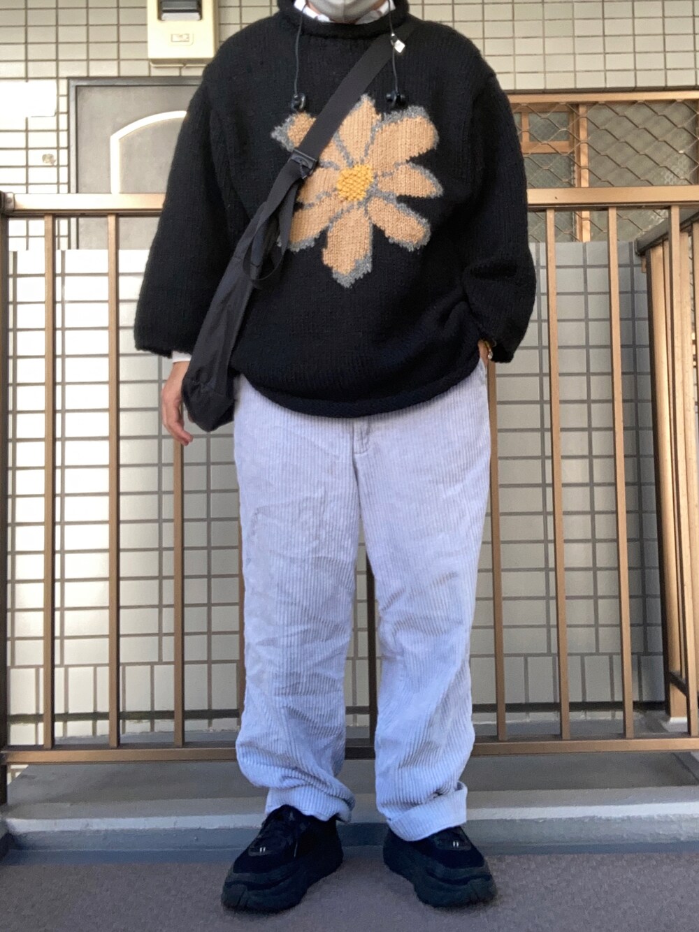 「秋コーデ、休日スタイル、コーデュロイパンツ、水色」｜「e.senのアイテム（その他パンツ、ブルー系）」を使った、マーマレードさん（メンズ・168cm）の秋コーディネートの1枚目の写真
