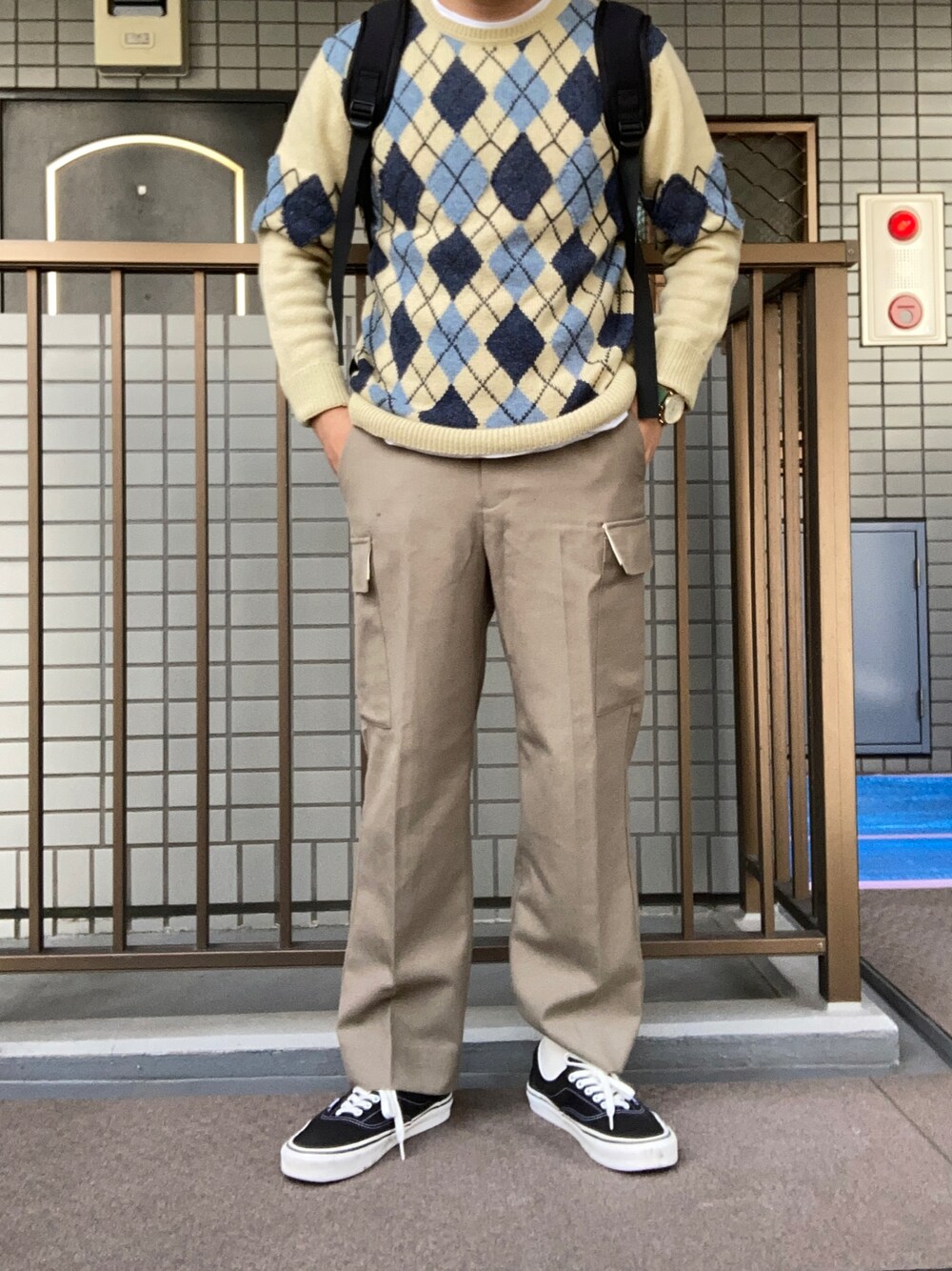 「アーガイル柄、ベージュコーデ」｜「BEAMSのアイテム（カーゴパンツ、ベージュ系）」を使った、マーマレードさん（メンズ・168cm）の秋コーディネートの1枚目の写真