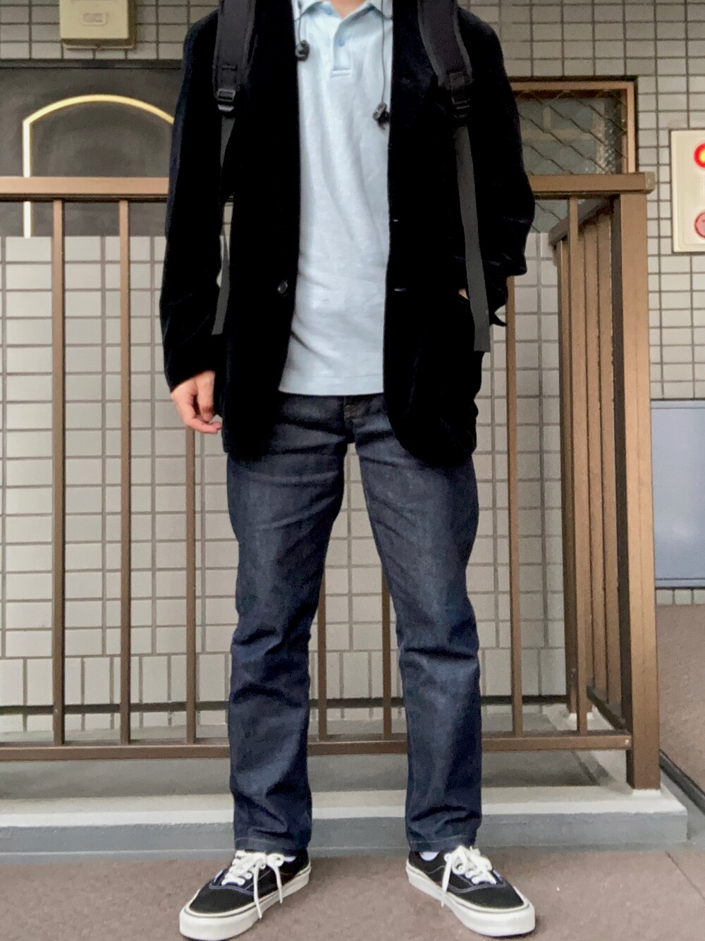 「秋冬コーデ、ベロア、デニム、VANS、ポロシャツ」｜「UNIQLOのアイテム（デニムパンツ、ブルー系）」を使った、マーマレードさん（メンズ・168cm）の秋コーディネートの1枚目の写真