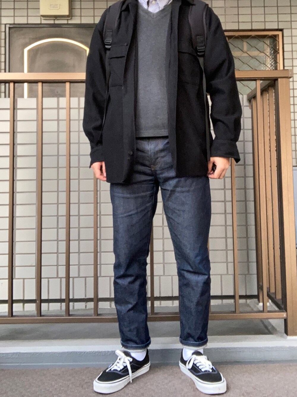 「ベスト、VANS」｜「UNIQLOのアイテム（デニムパンツ、ブルー系）」を使った、マーマレードさん（メンズ・169cm）の秋コーディネートの1枚目の写真