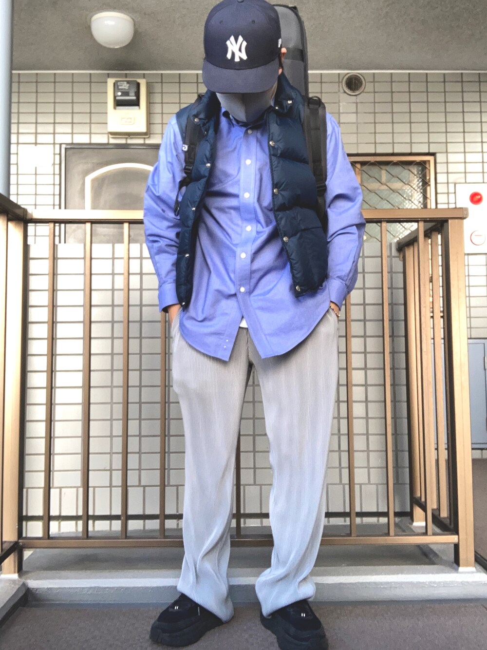 「tk.TAKEO KIKUCHIのアイテム（その他パンツ、グレー系）」を使った、マーマレードさん（メンズ・168cm）の秋コーディネートの1枚目の写真