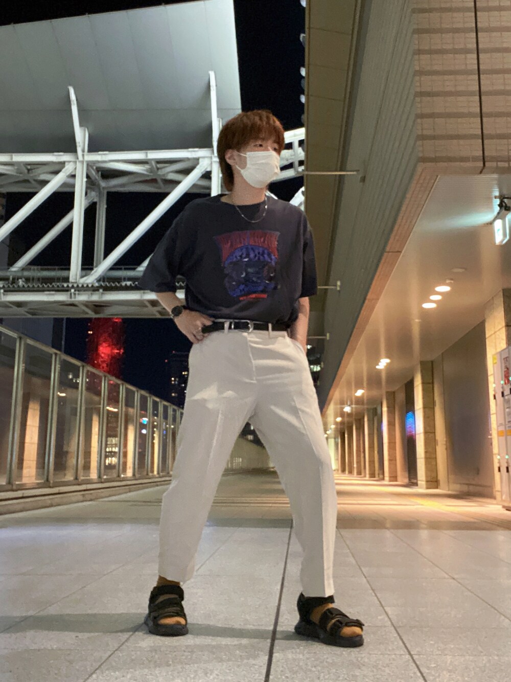 グレー系のTシャツ/カットソー、ホワイト系のスラックス、ブラック系のサンダルを着用したメンズの夏コーディネートの1枚目の写真