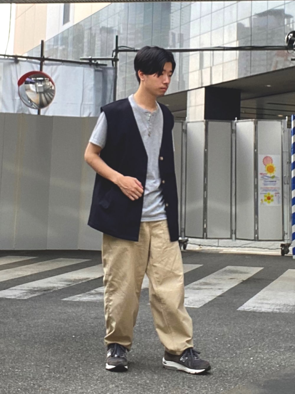 グレー系のTシャツ/カットソー、ブラック系のその他トップス、ブラック系のスニーカーを着用したメンズの夏コーディネートの1枚目の写真