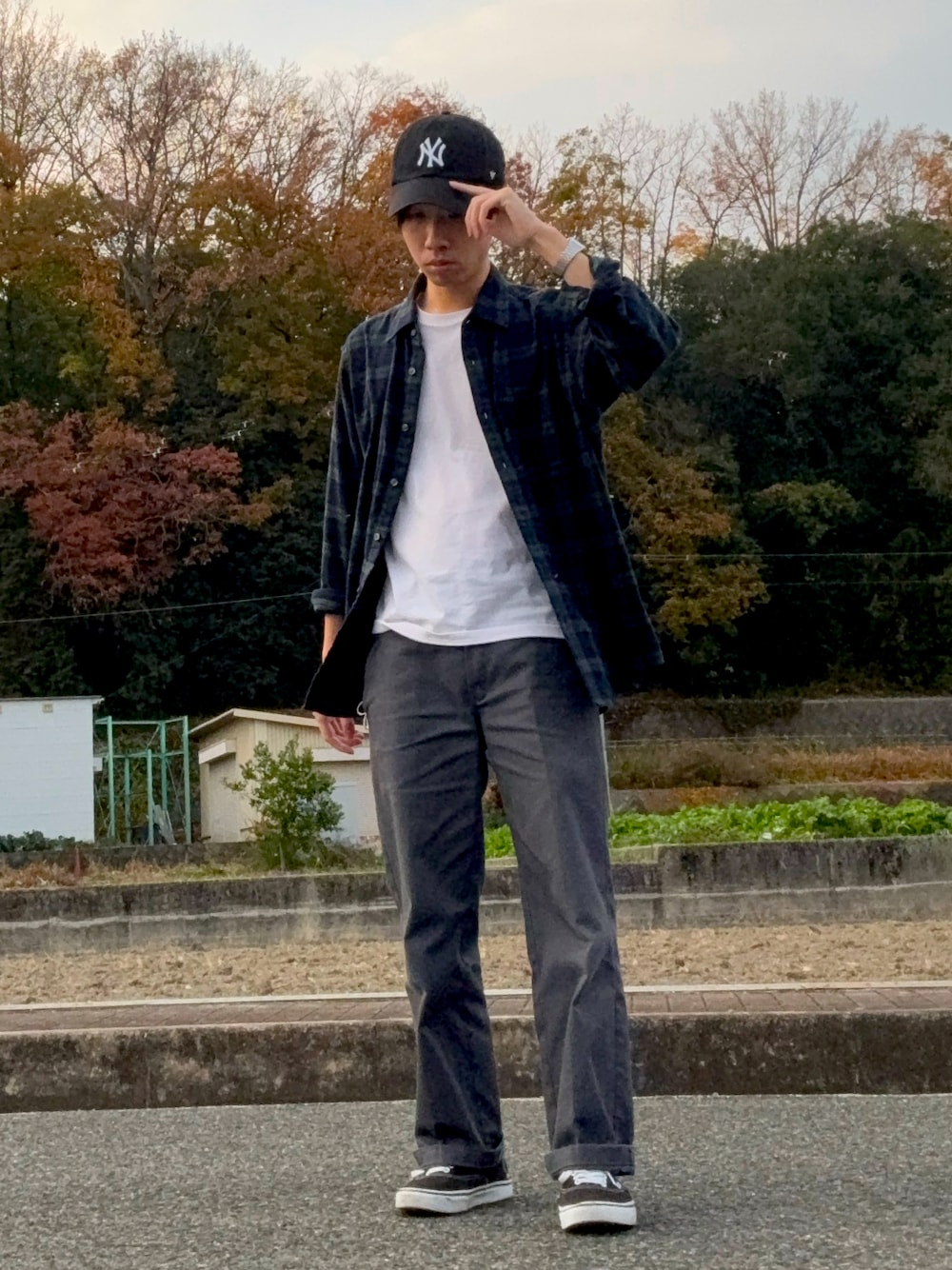 グリーン系のシャツ/ブラウス、グレー系のチノパンツ、ブラック系のスニーカーを着用したメンズの冬コーディネートの1枚目の写真