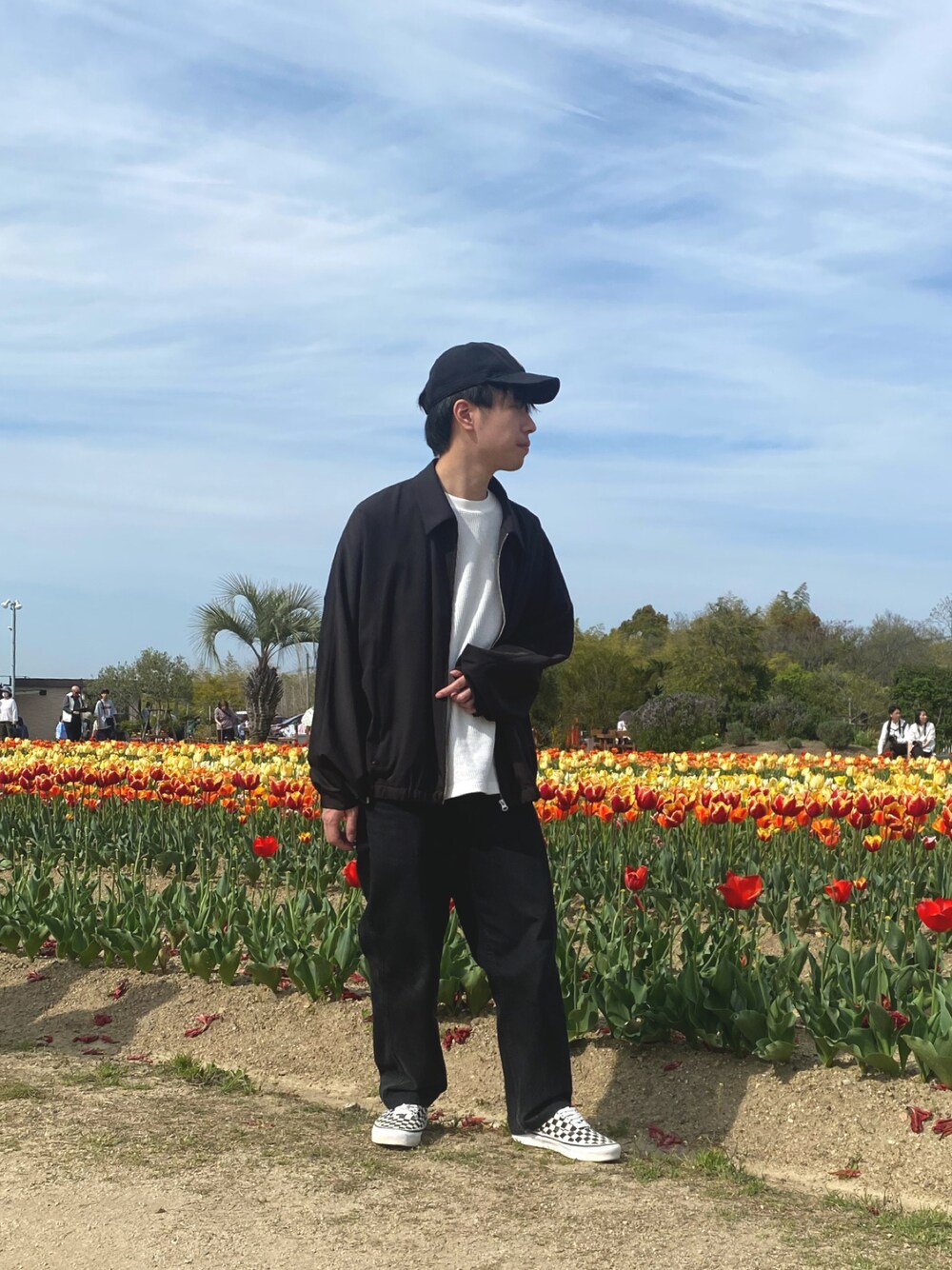 ブラック系のブルゾン、ブラック系のデニムパンツ、ホワイト系のTシャツ/カットソーを着用したメンズの春コーディネートの1枚目の写真
