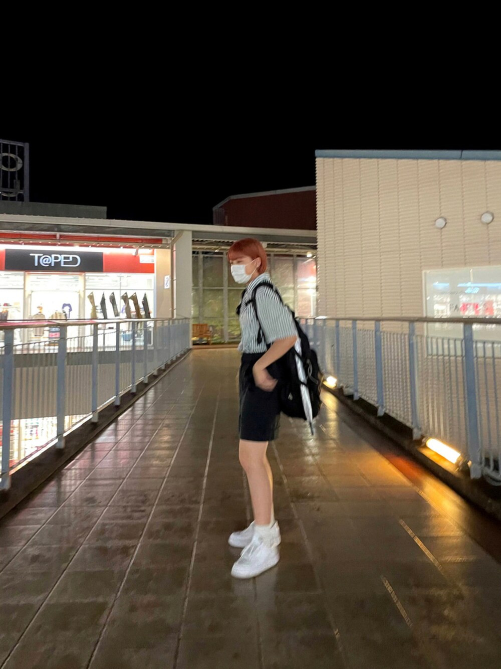 「ハーフパンツ、AIR FORCE 1、夏コーデ、AF1」｜「UNIQLOのアイテム（シャツ/ブラウス、グリーン系）」を使った、藤さん（レディース・164cm）の秋コーディネートの1枚目の写真